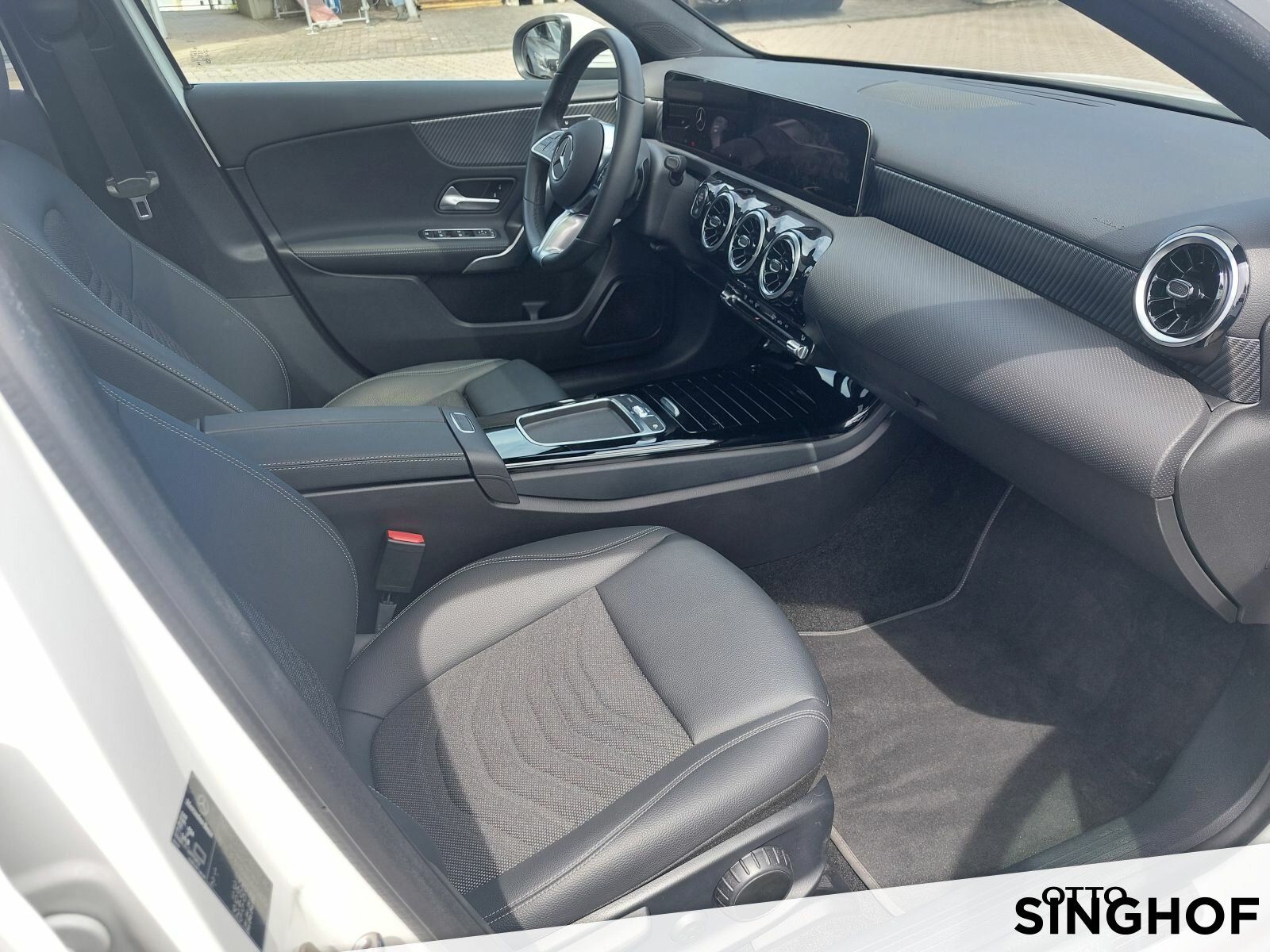 Fahrzeugabbildung Mercedes-Benz A 200 Progressive +Pano+Rü Kam+LED+MBUX+PDC+SHZ+