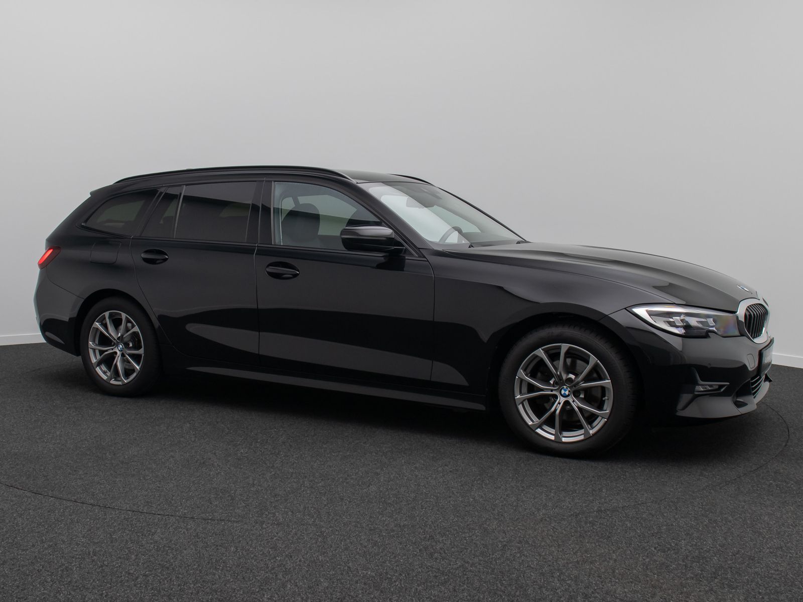 Fahrzeugabbildung BMW 320d Sport Line DAB Alarm PDC GeschwindigReg 17"