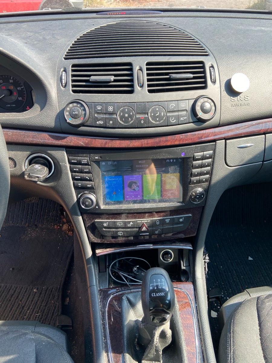 Mercedes-Benz E220 2004 — photo 9