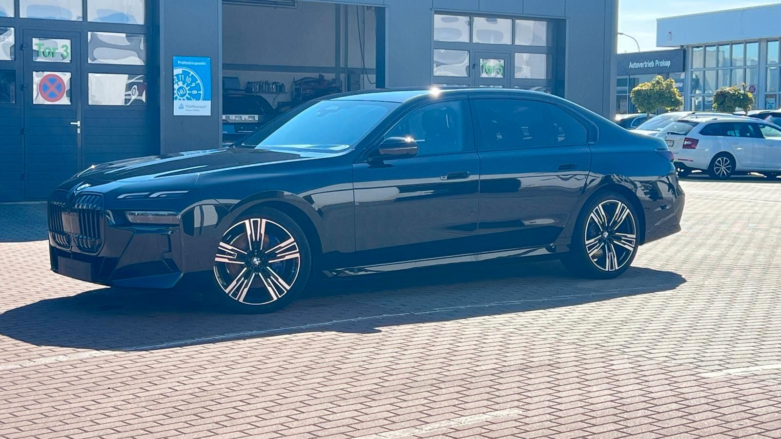 Fahrzeugabbildung BMW 740 d xDrive M Sport Pro*B&W*MASS*PAN*STHZ*CONNO
