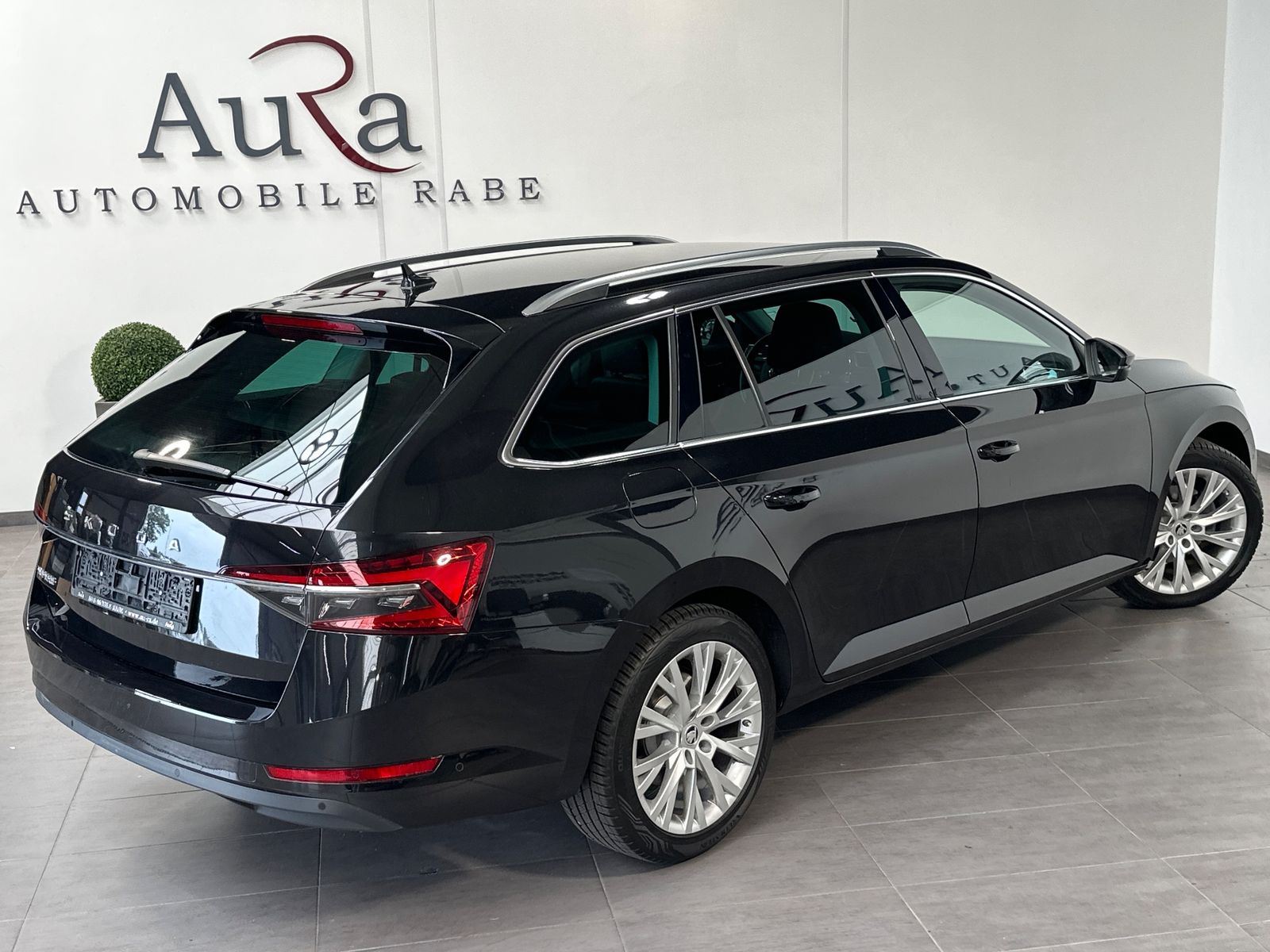 Fahrzeugabbildung SKODA Superb Combi 2.0 TDI DSG Style NAV+LED+360°+ACC