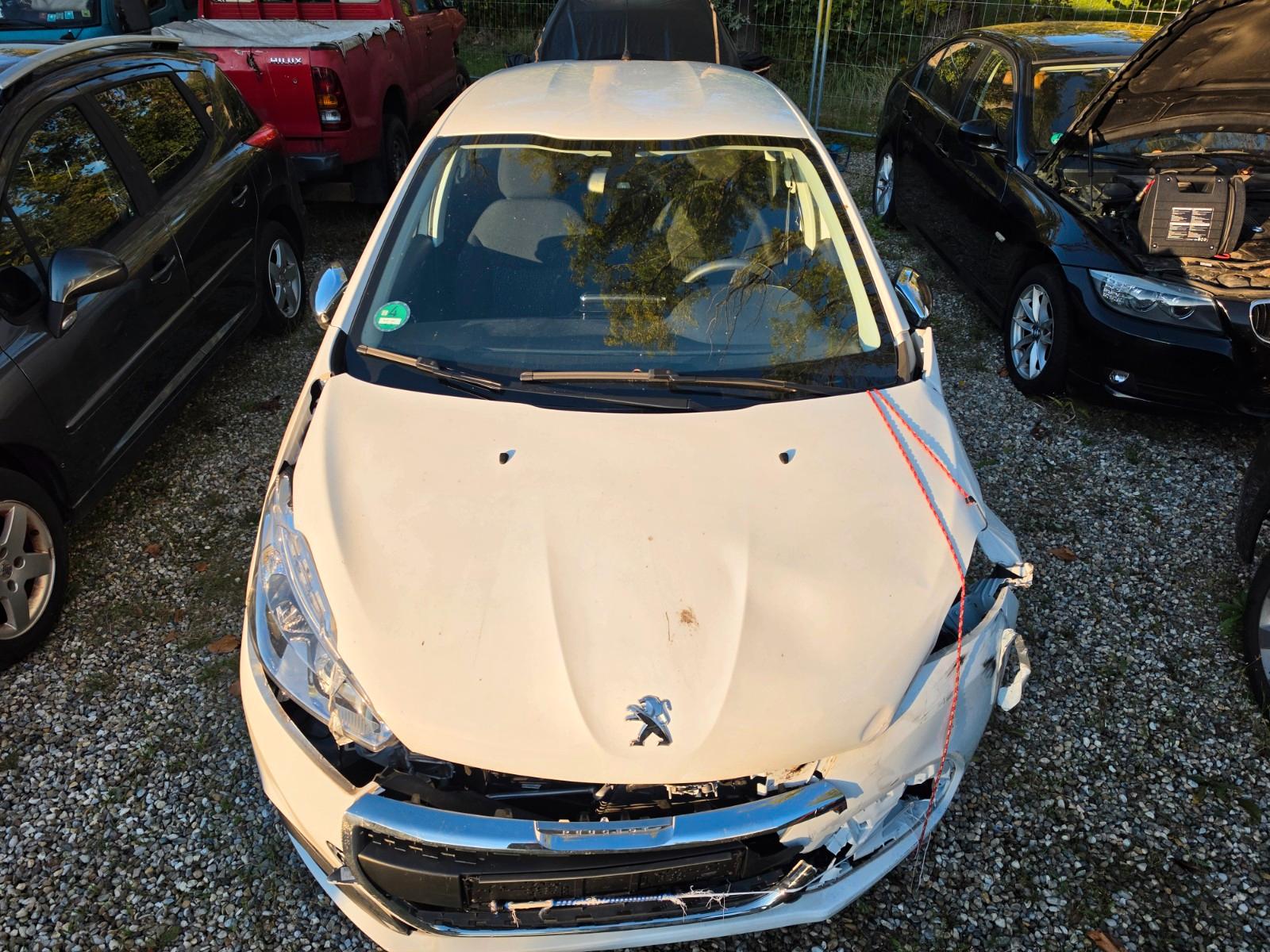 Peugeot 208 Signature nur 9.000 KM unfall