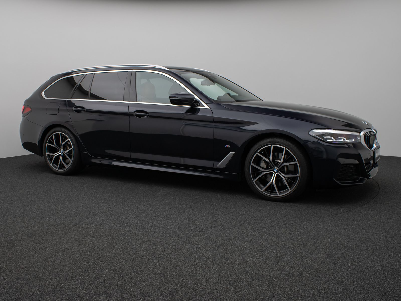 Fahrzeugabbildung BMW 530i M Sport Panorama Kamera DAB HiFi AHK Alarm