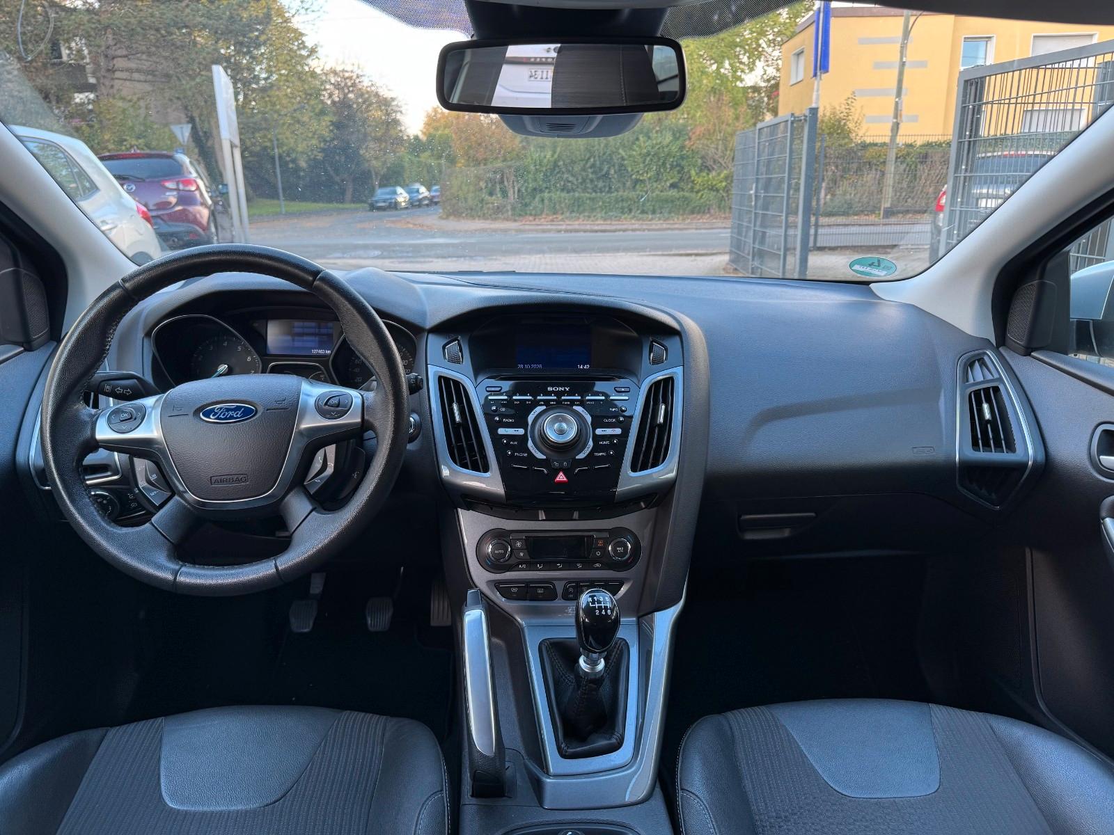 Ford Focus 2011 — photo 8