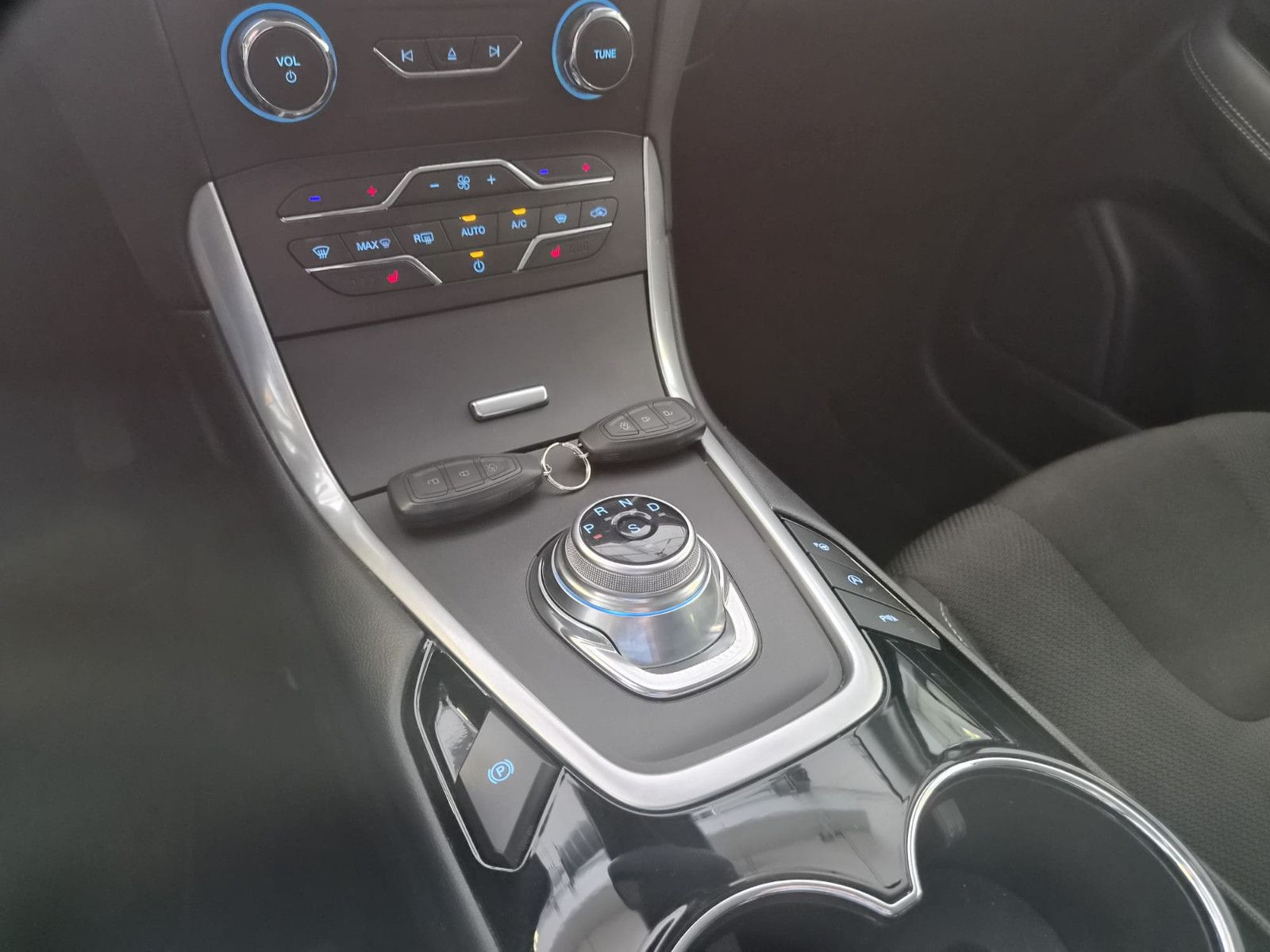 Fahrzeugabbildung Ford S-MAX Titanium / 1. HAND / NAVI / AHK /