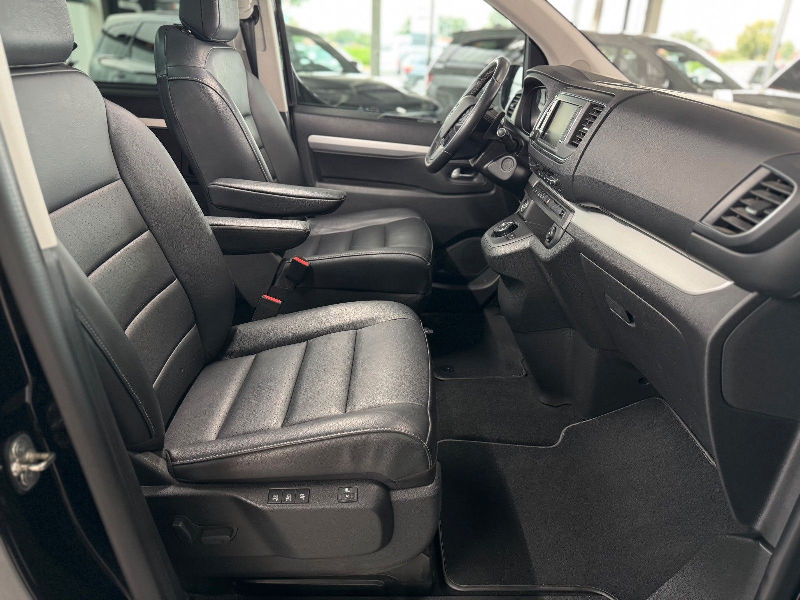 Fahrzeugabbildung Opel Vivaro 2.0 CDTI Automatik Zafira Life "AHK PANO"