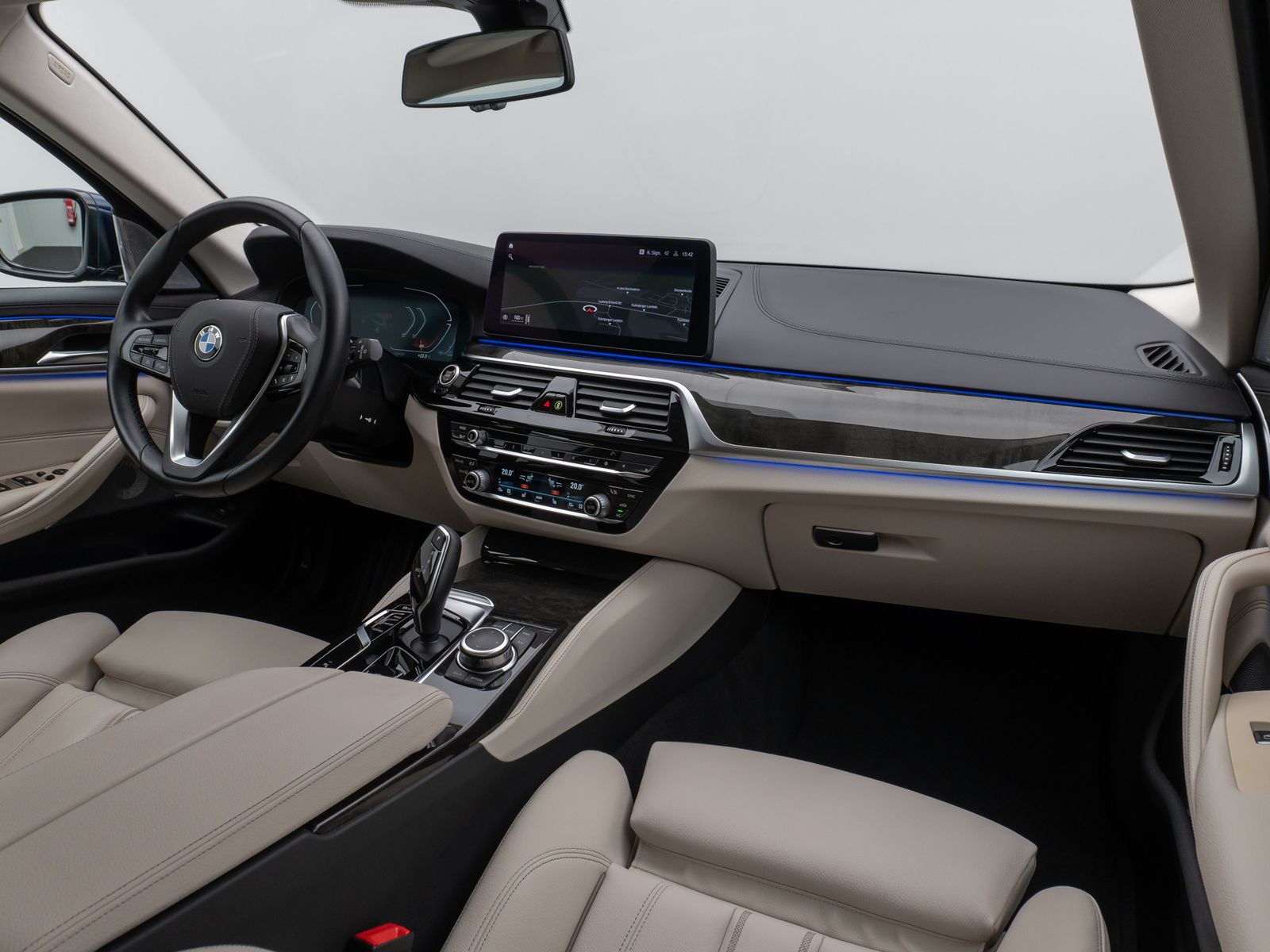 Fahrzeugabbildung BMW 520i Luxury Line Kamera HUD DAB B&W Alarm Sport