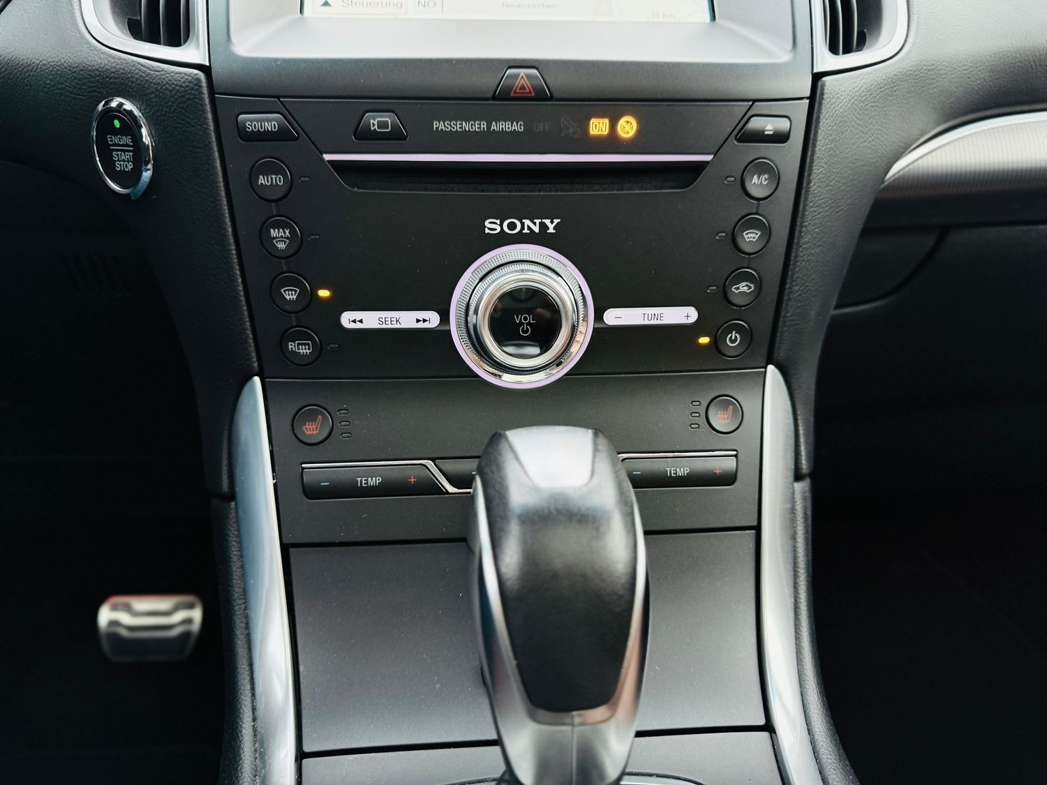 Fahrzeugabbildung Ford Edge TITANIUM 4x4, Autom., LED, Panod., AHK, Tot