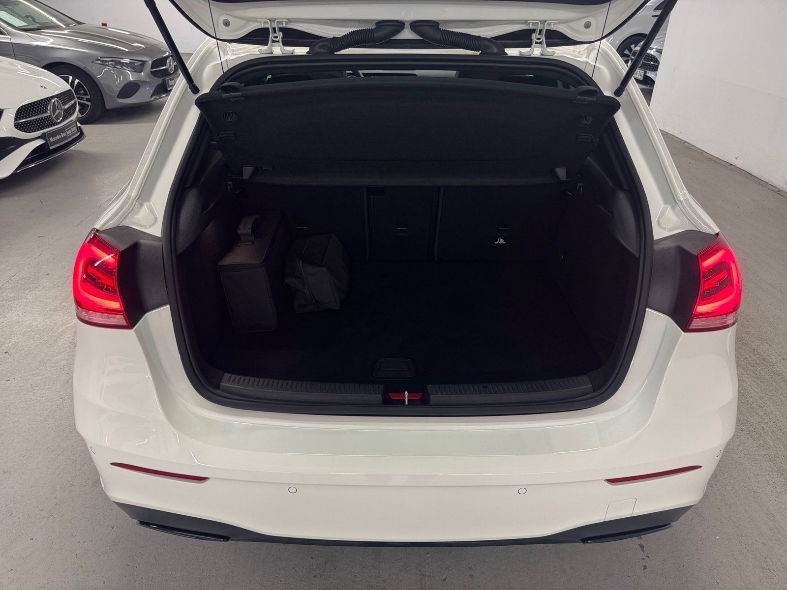 Fahrzeugabbildung Mercedes-Benz A 250 e AMG*DISTRONIC*MULTIBEAM*AHK*Pano-Dach