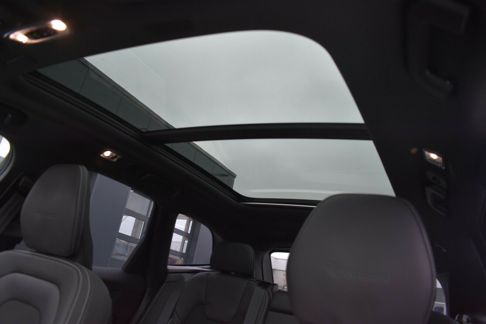 Fahrzeugabbildung Volvo XC60 T8 Twin Eng* R-Design Luft*ACC*AHK*AWD*STHZ