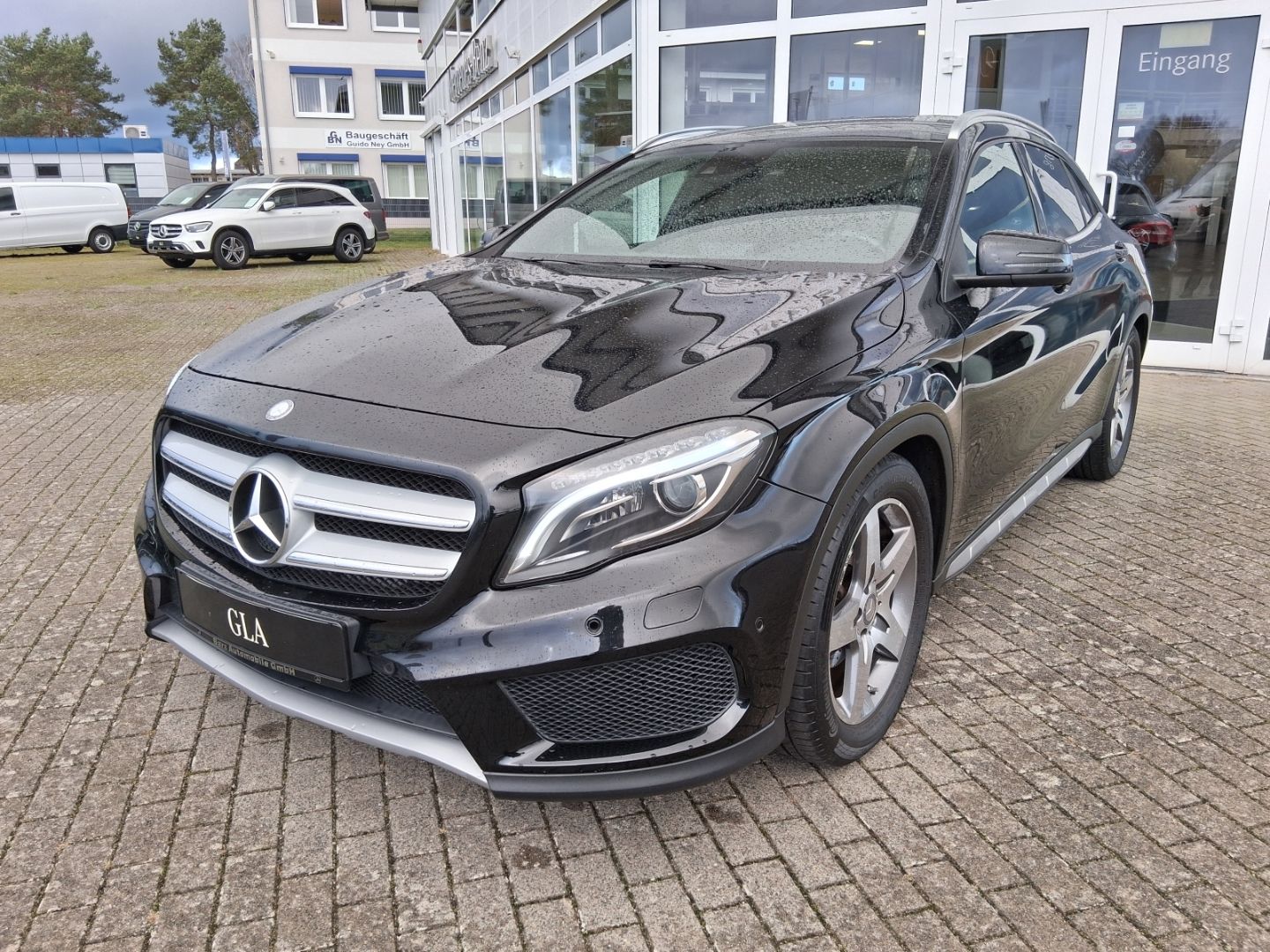 MERCEDES-BENZ GLA 180 AMG Line Bi-Xenon+Kamera+PDC+SHZG+Navi
