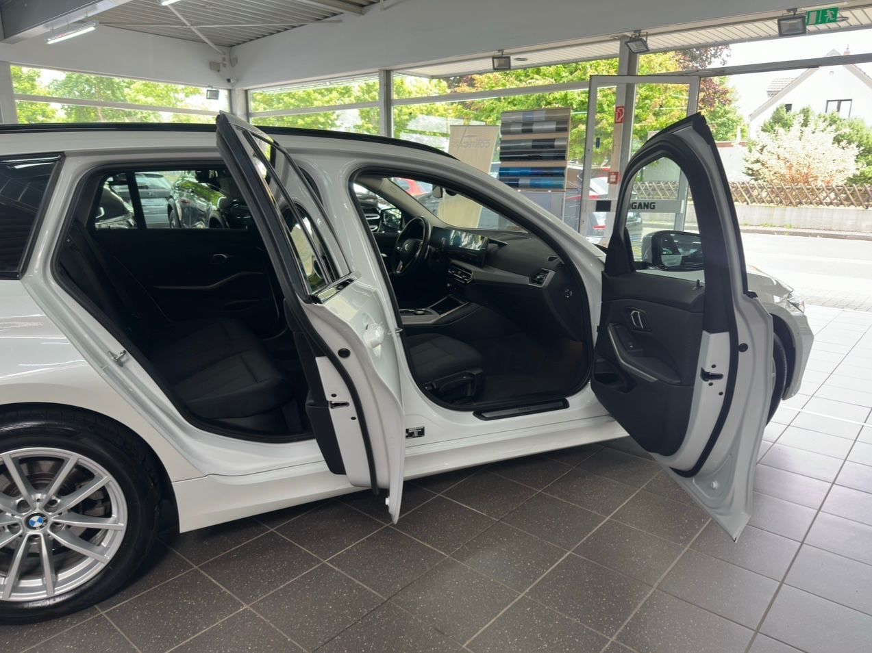 BMW 318d Touring Wenig km + Park Assist + DA Assist foto 13