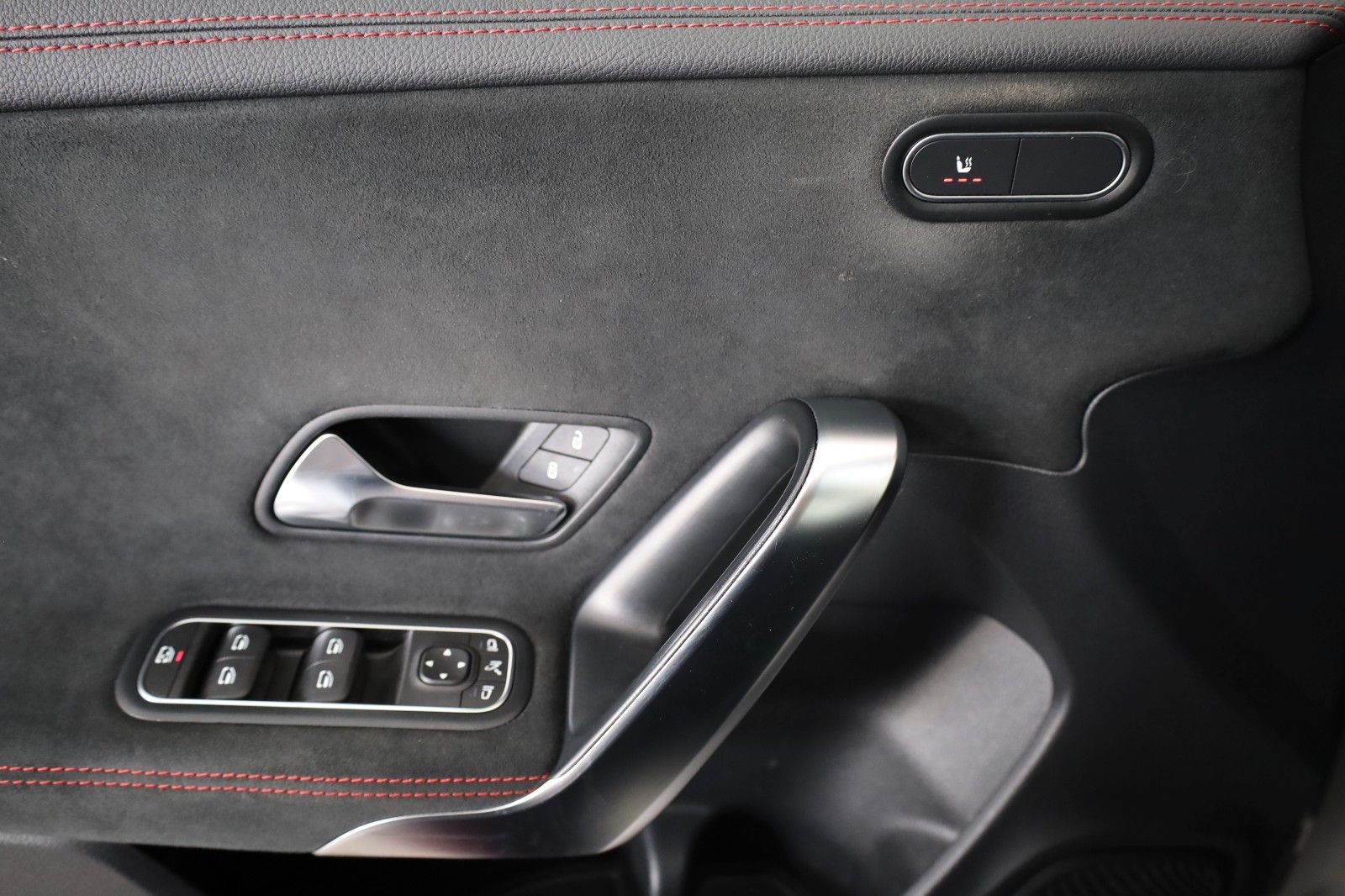 Fahrzeugabbildung Mercedes-Benz CLA 220d SB 4M AMG Line T.Leder,Navi,Night/ParkP