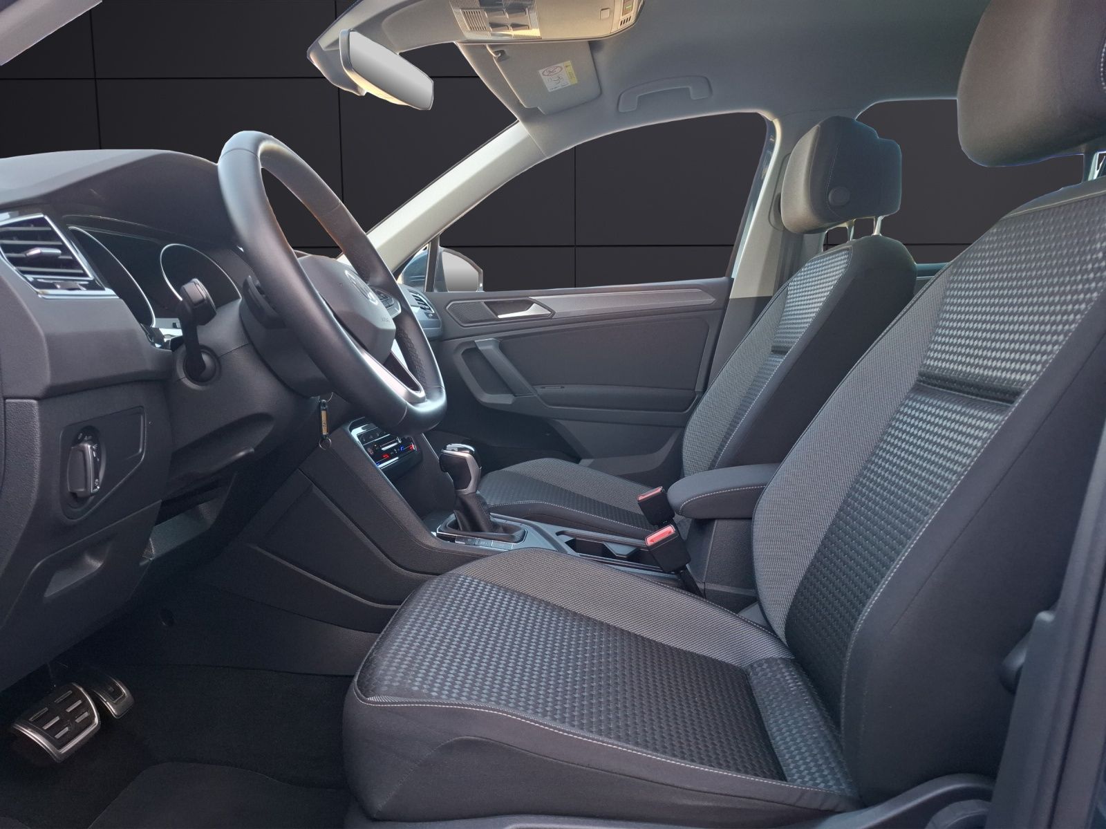 Fahrzeugabbildung Volkswagen Tiguan TSI Active DSG LED Navi ACC RFK SH 18"