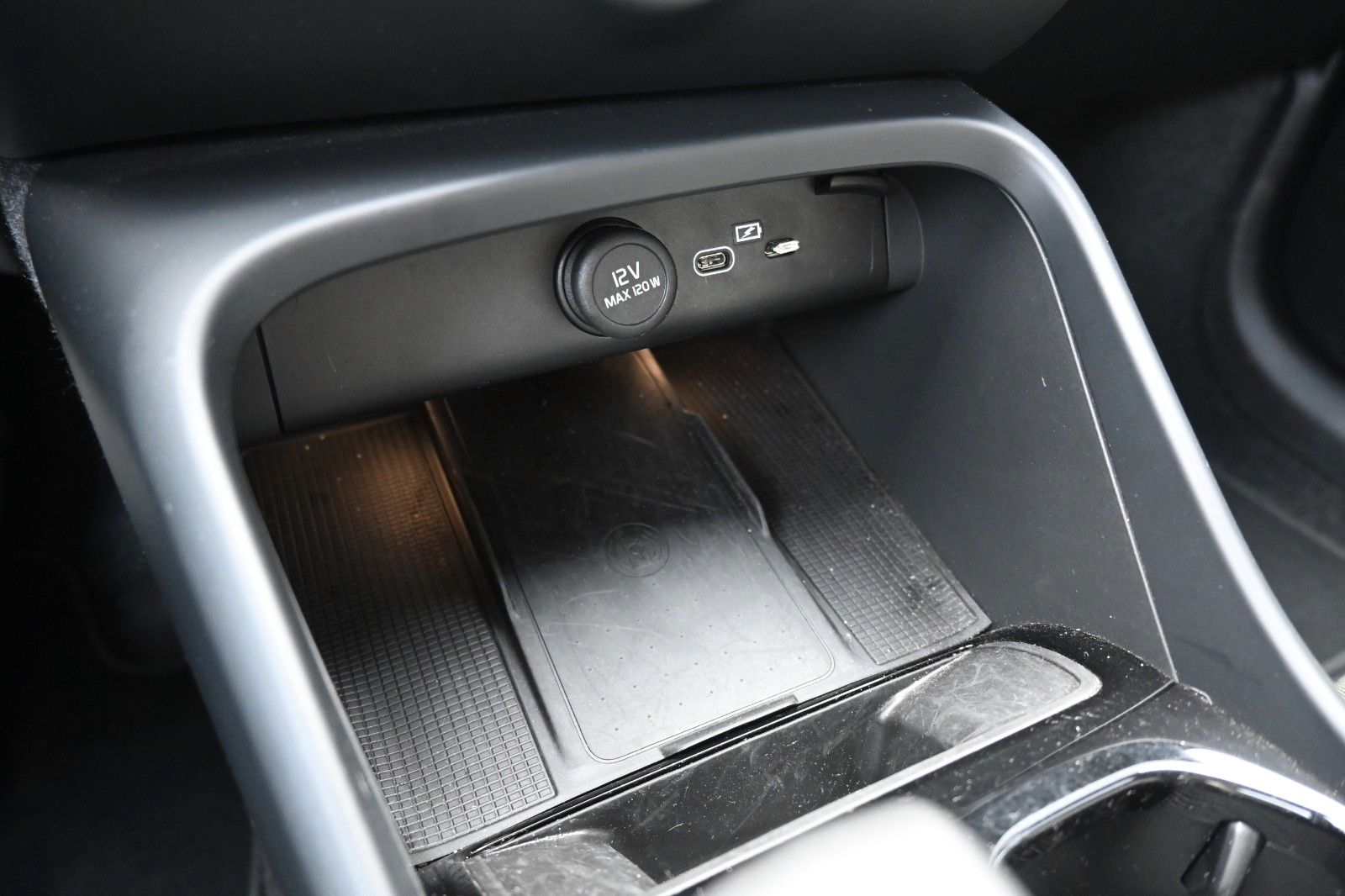 Fahrzeugabbildung Volvo XC40 B3 DKG Plus Black Edition*FSHZG*360*H&K*ACC