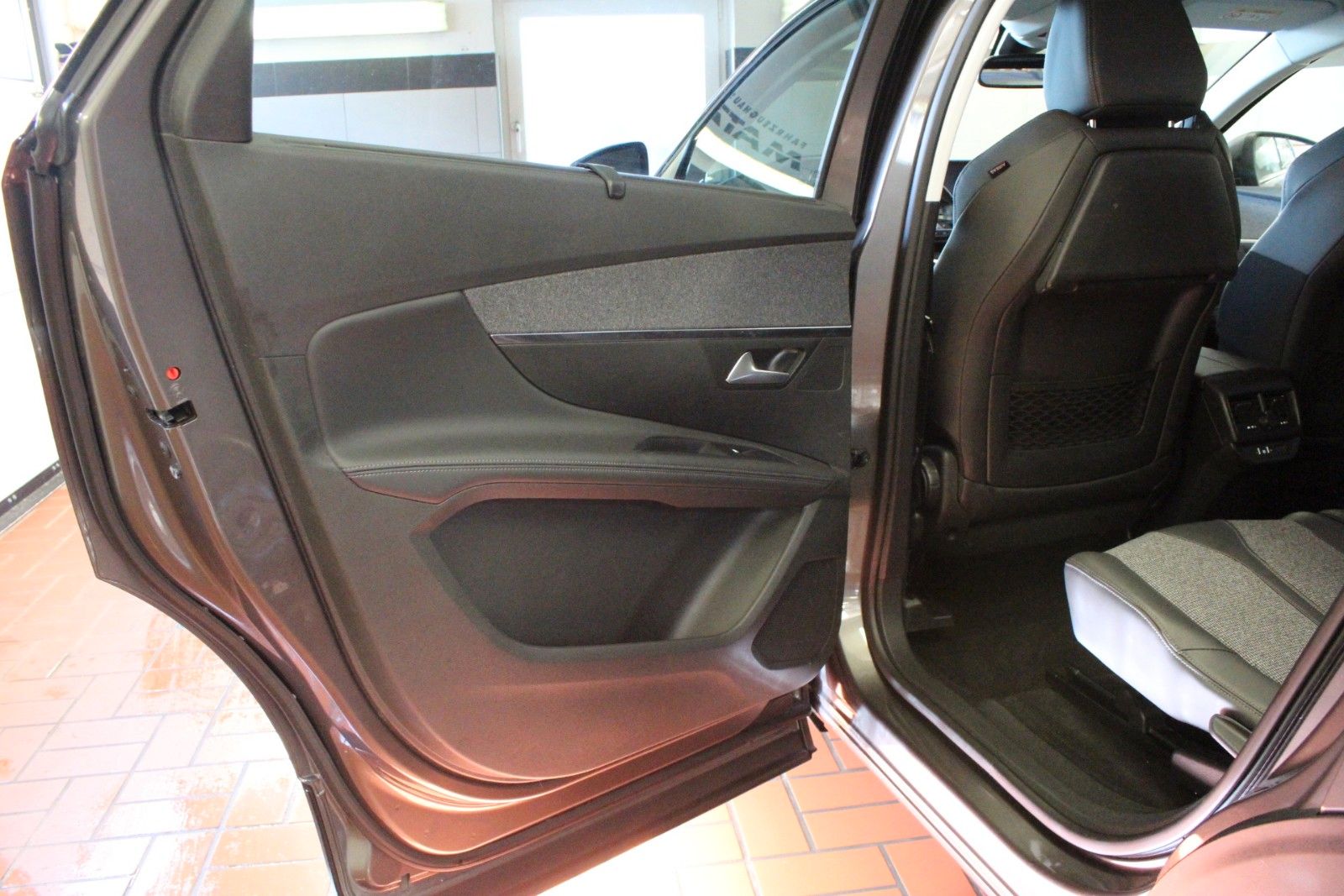 Fahrzeugabbildung Peugeot 5008 Allure 2.0 Blue HDi 150  7 Sitzer