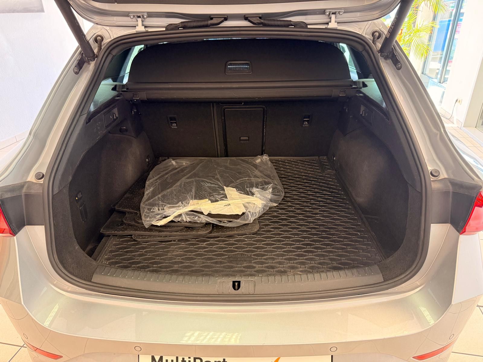 Fahrzeugabbildung CUPRA Leon Sportstourer VZ e-Hybrid/AHK/8.FACH BEREIFT