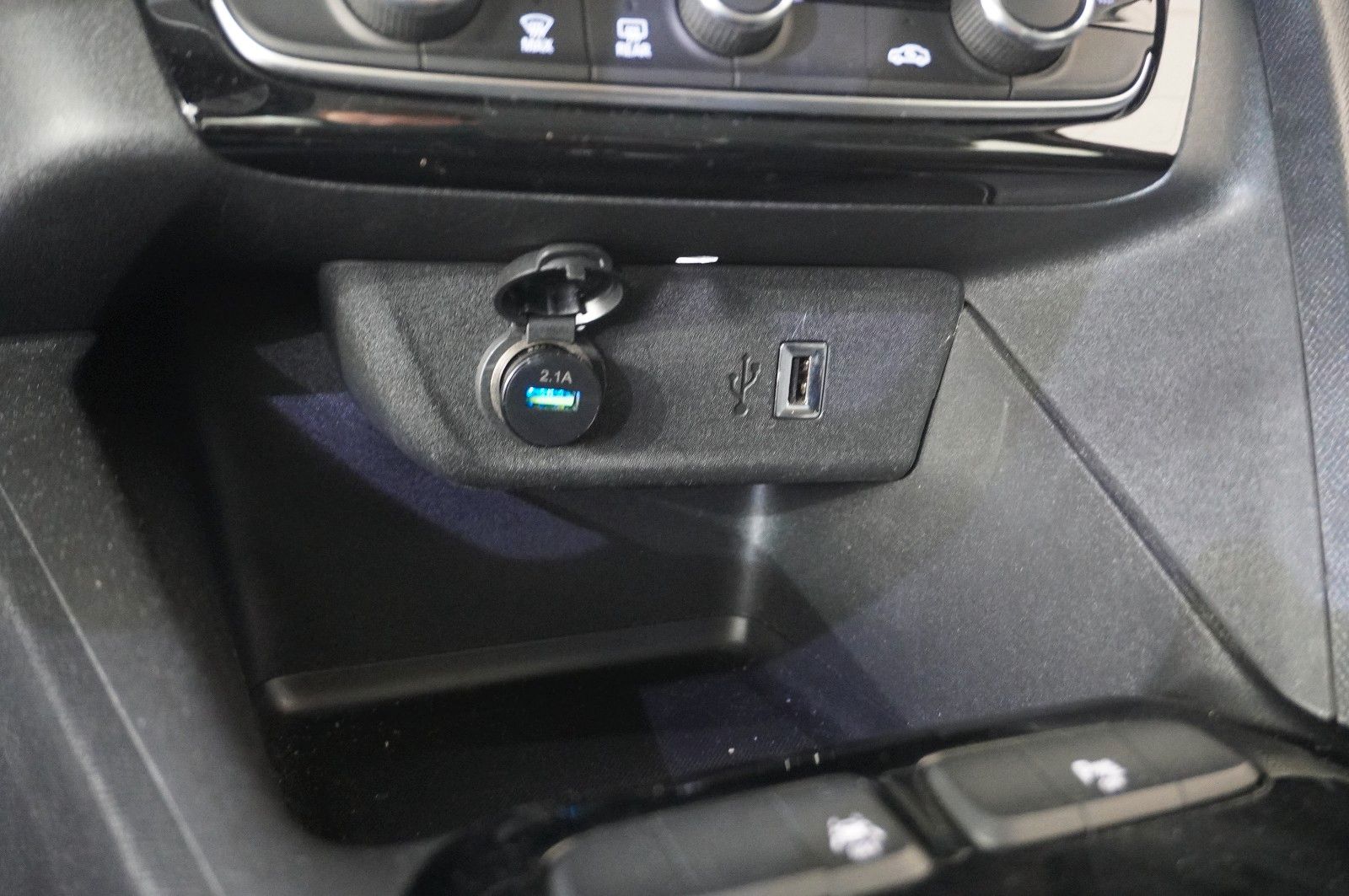 Fahrzeugabbildung Opel Corsa-e F EDITION 3-PHASIG NAVI/KAMERA/SHZ/DAB+