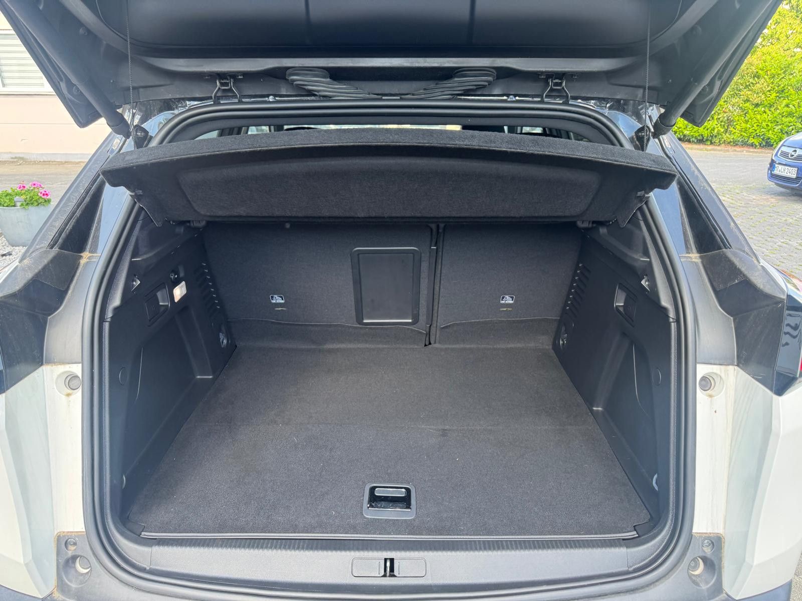 Fahrzeugabbildung Peugeot 3008 Hybrid4 300 GT LED+NAVI+KAM+SHZ+ACC+