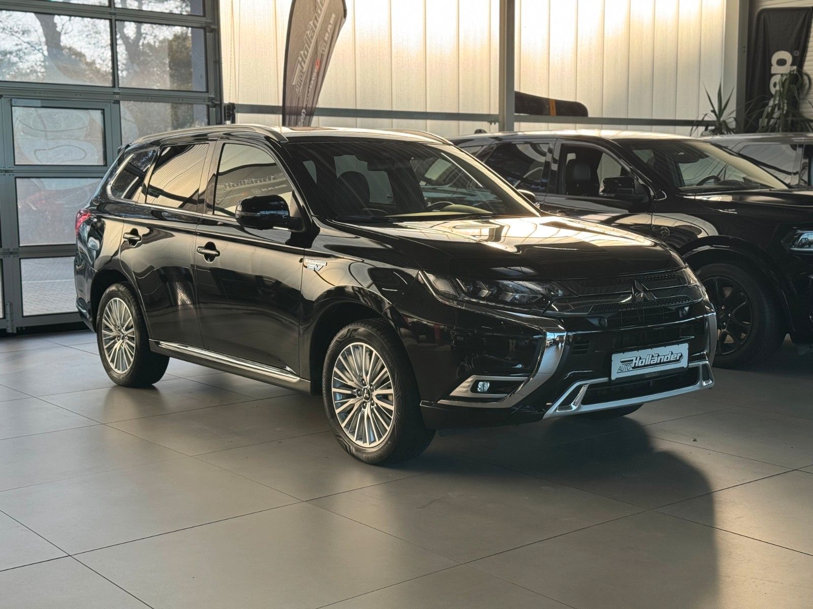 Fahrzeugabbildung Mitsubishi PHEV Outlander 4WD TOP AHK 1.HAND GJR