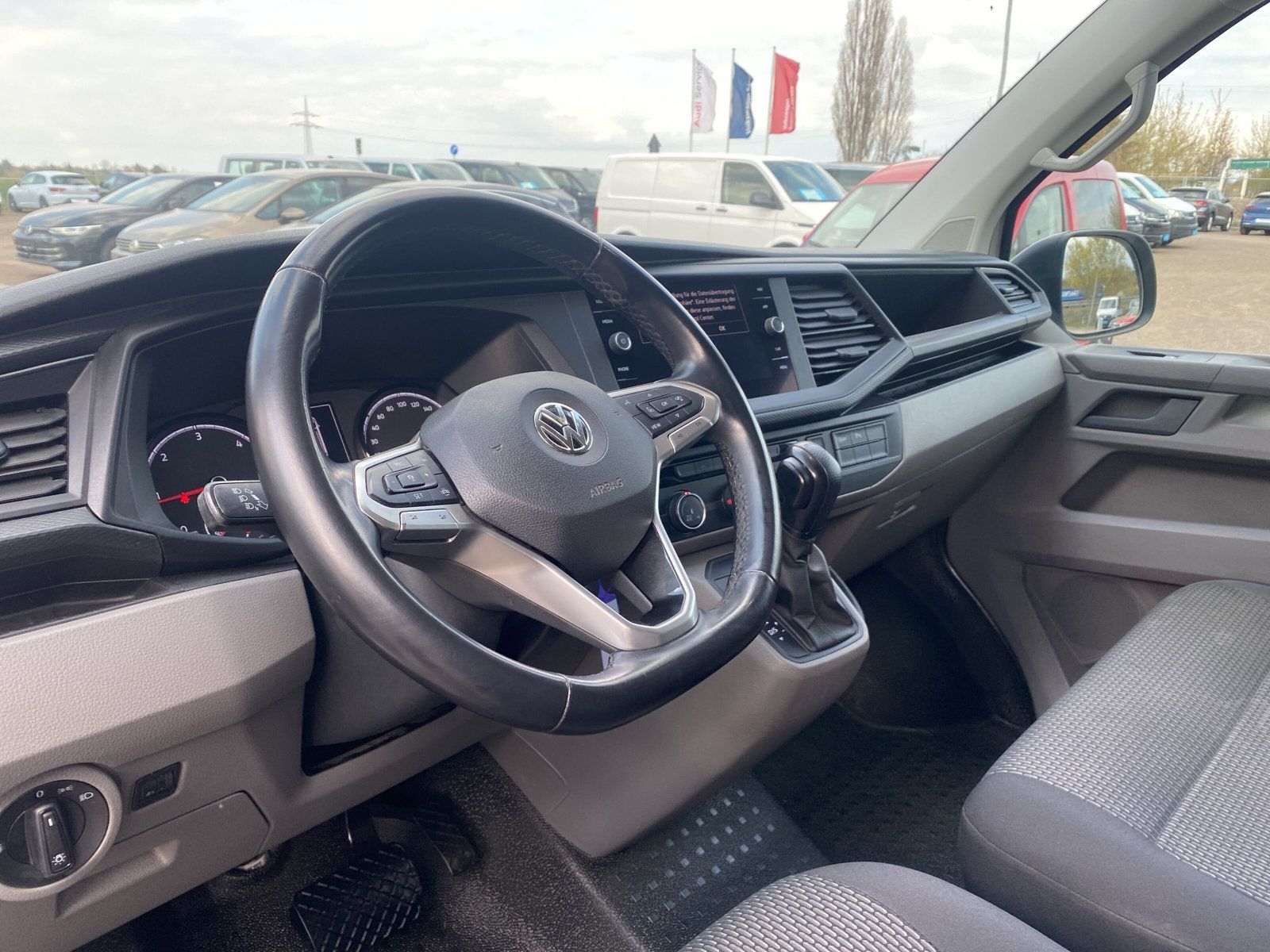 Fahrzeugabbildung Volkswagen T6 Transporter 2.0 TDI T6.1 lang Klima Navi ACC