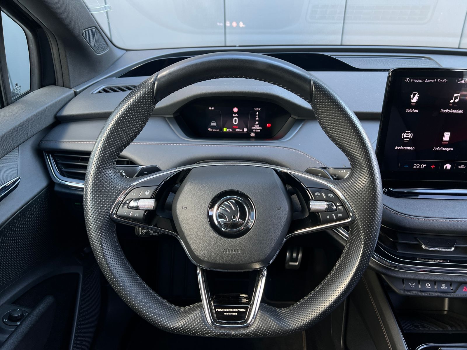 Fahrzeugabbildung SKODA Enyaq iV 80 Founders Edition *Wärmepumpe, Navi,