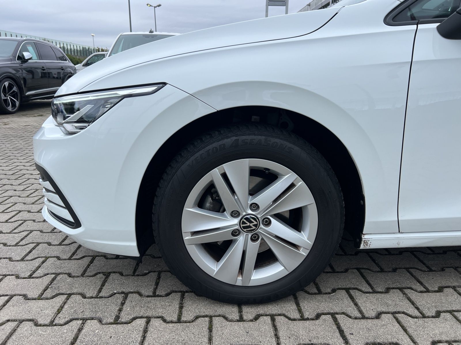 Fahrzeugabbildung Volkswagen Golf VIII Business TDI DSG LED ACC SHZ PDC Navi