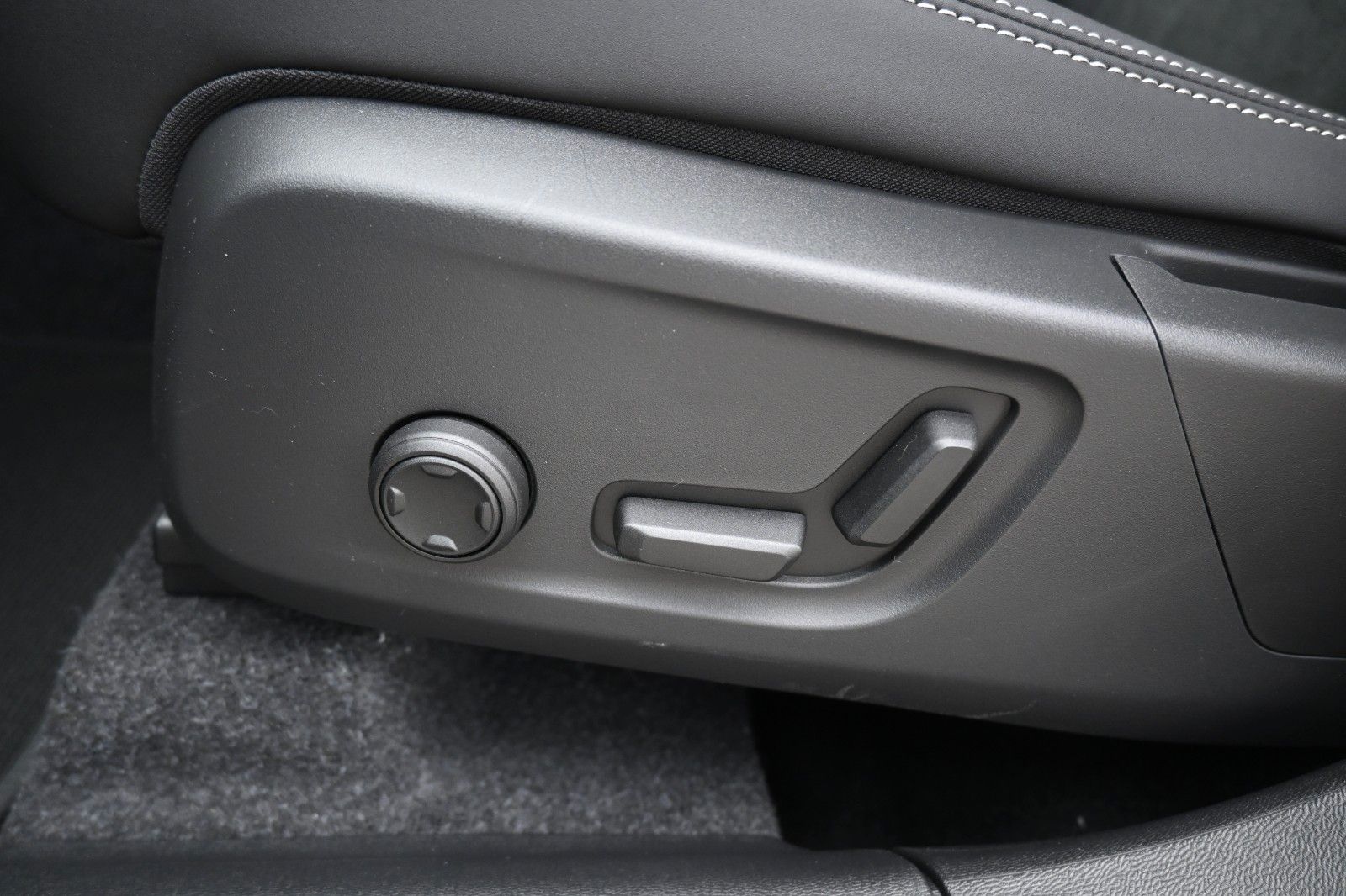 Fahrzeugabbildung Volvo XC40 B3 DSG Plus Dark*360°*ACC*AHK*Allwetter