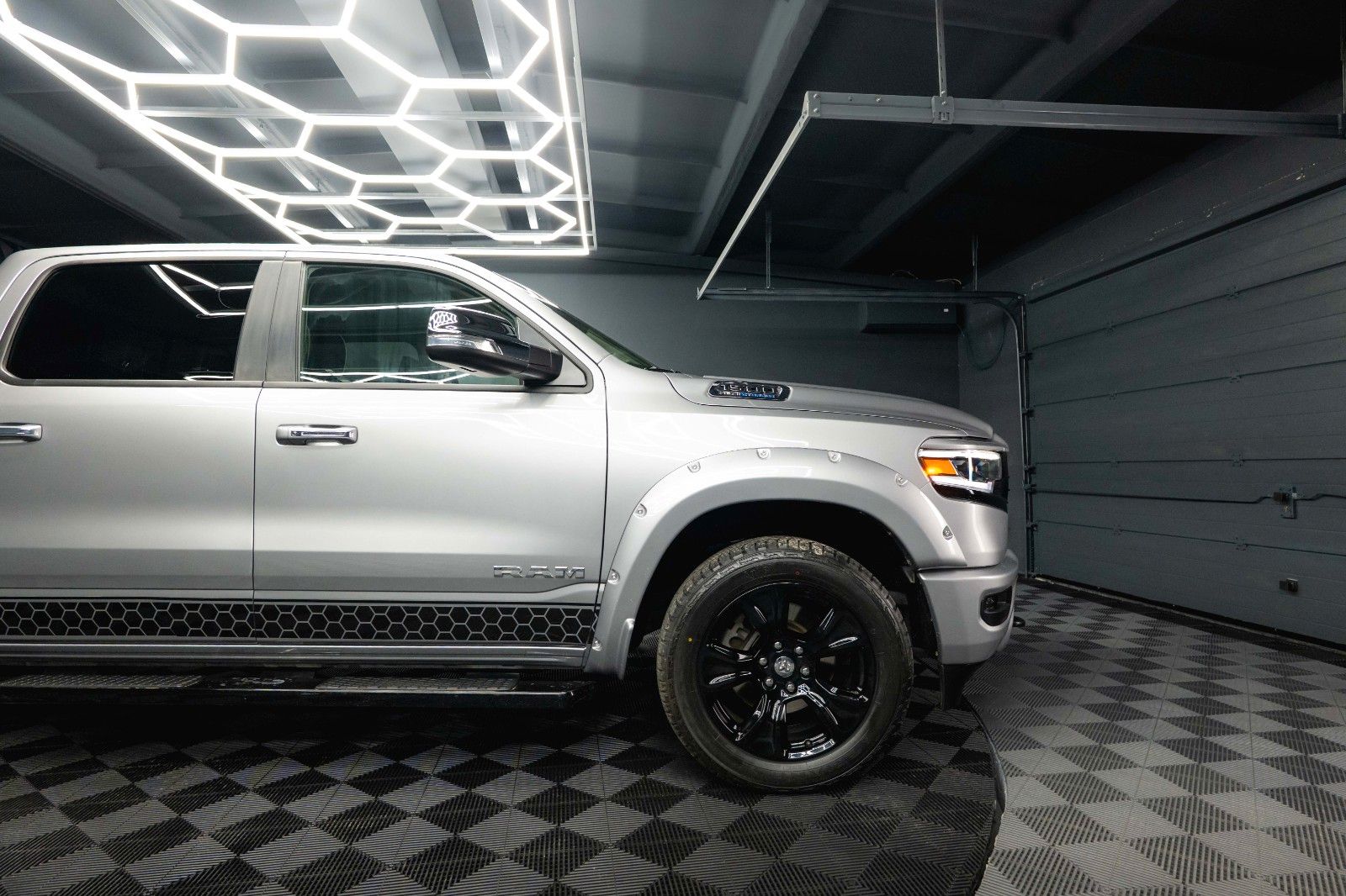 Fahrzeugabbildung Dodge RAM 5.7 V8 HEMI 4x4 Night LARAMIE LONGBED 19%
