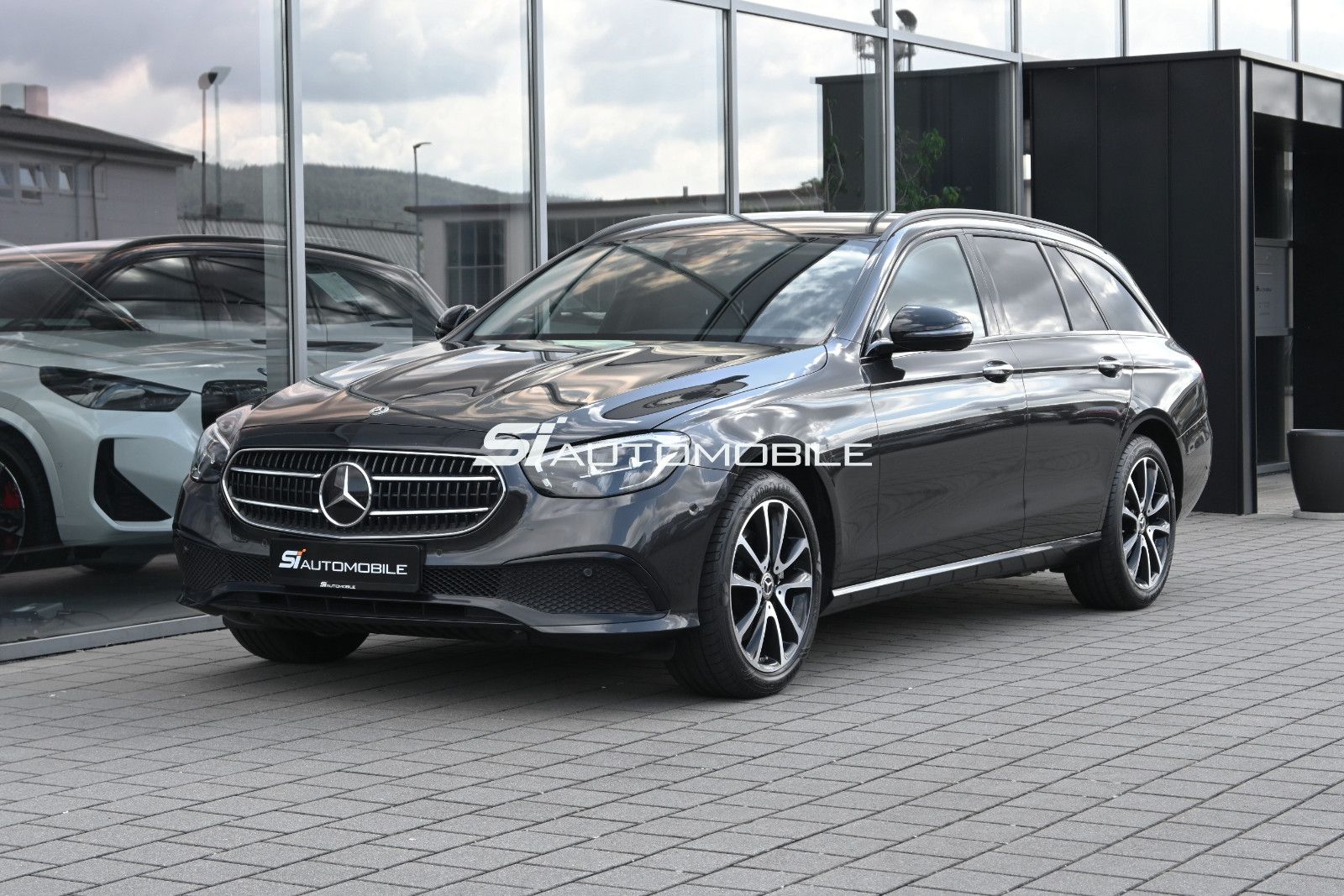 Fahrzeugabbildung Mercedes-Benz E 200 4Mat. T NIGHT °ACC°AHK°BURM°HUD°STANDHEIZ°