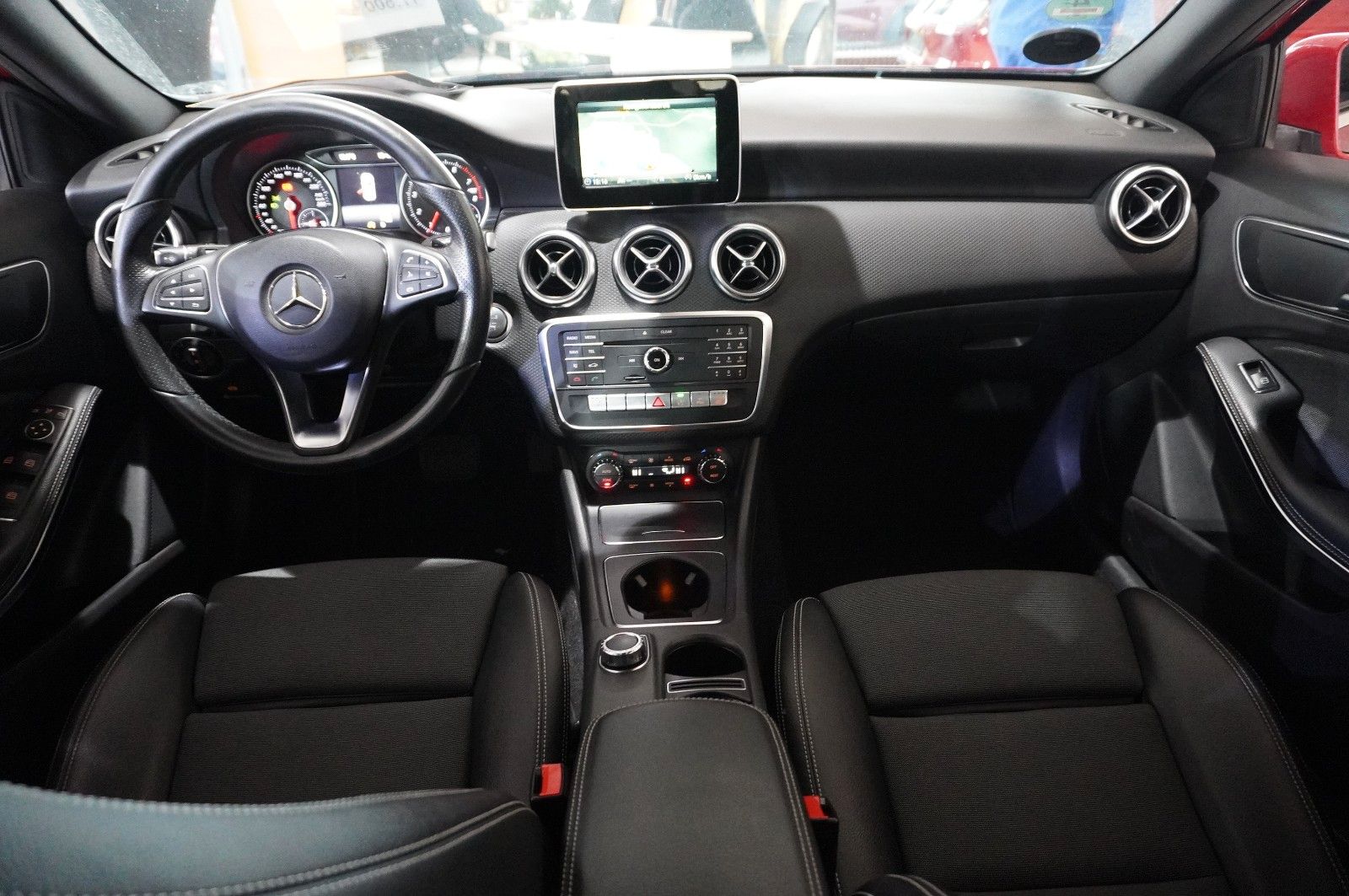 Fahrzeugabbildung Mercedes-Benz A 200 LIM. AMG LINE NAVI/LED/KAMERA/SPORT/SH/AHK