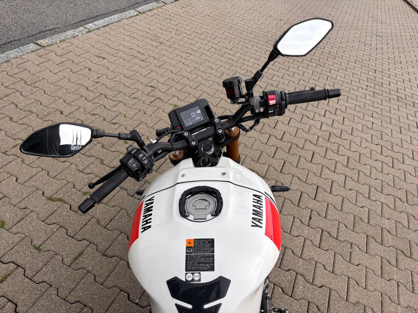 Fahrzeugabbildung Yamaha XSR 900 kurzer Kennzeichenhalter