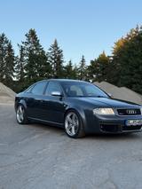 Audi RS6 4.2 tiptronic quattro - - Audi RS6 mit Benzin-Antrieb: Limousine