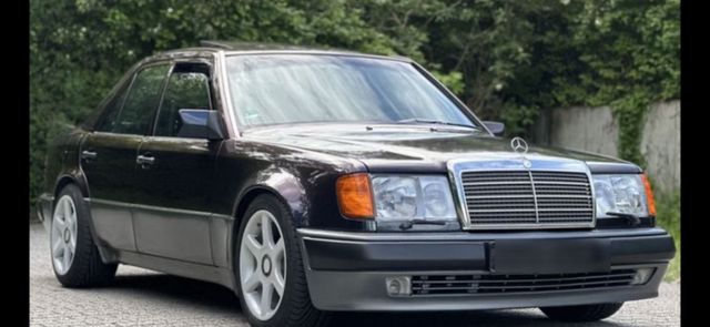 Mercedes-Benz W124 V8 in Schwarz