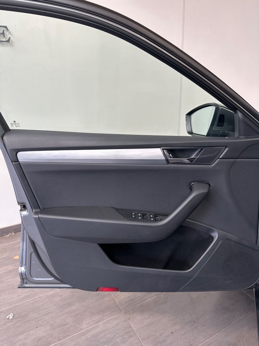 Fahrzeugabbildung SKODA Superb Combi Ambition NAV+LED+ACC+PANORAMA+17ZO