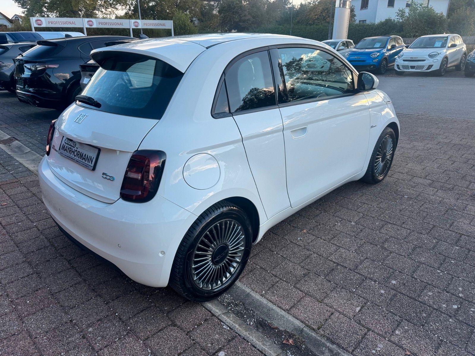 Fahrzeugabbildung Fiat 500e 3+1 Icon Navi Sitzheizung Kamera Tempomat