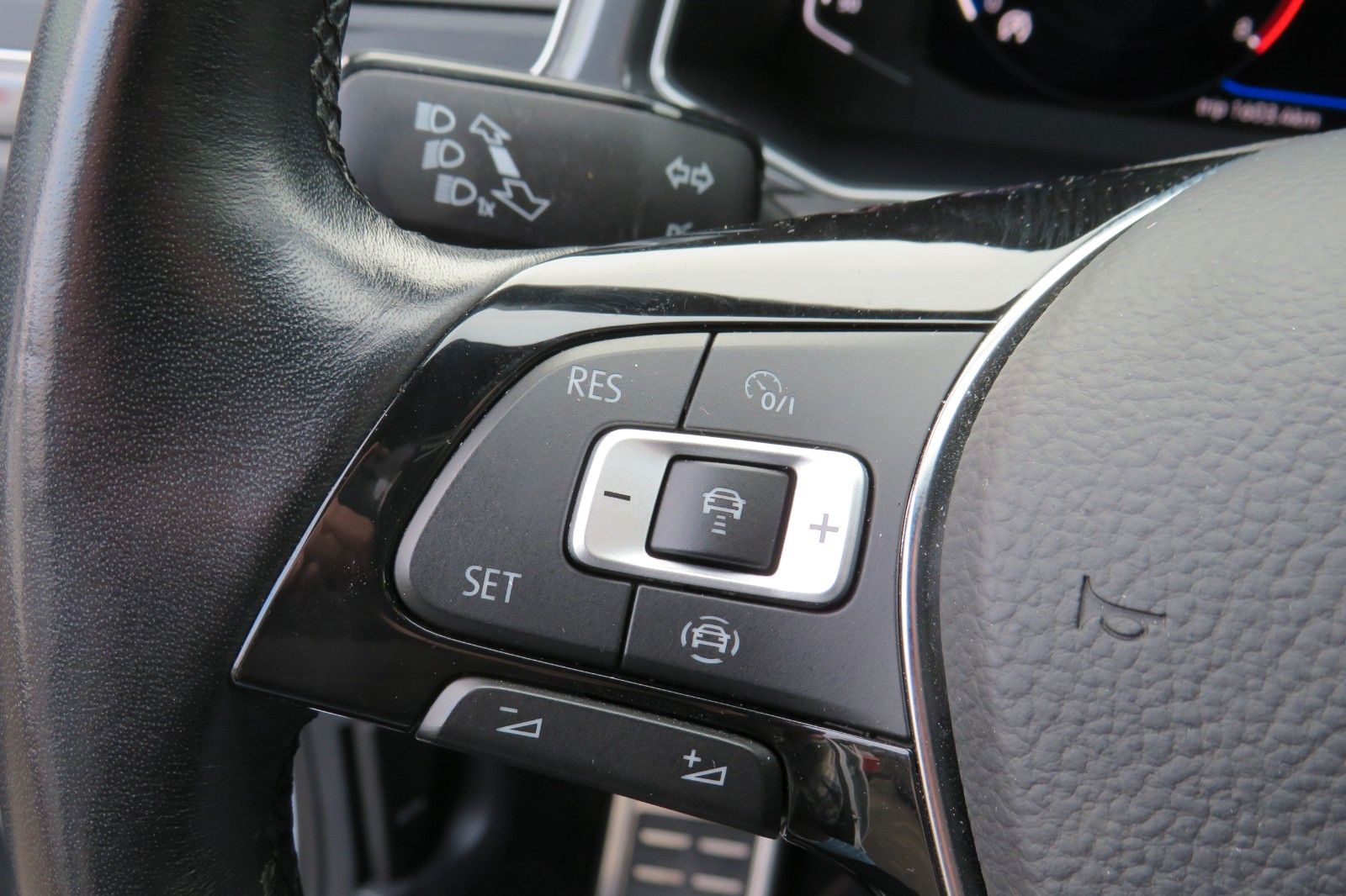 Fahrzeugabbildung Volkswagen T-Roc SPORT PANO AHK LED NAVI ACC PDC SITZH. 1.H