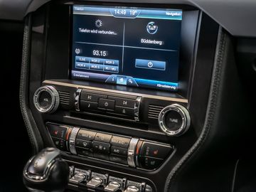 Ford Mustang Basis Convertible Performance-Paket Navi