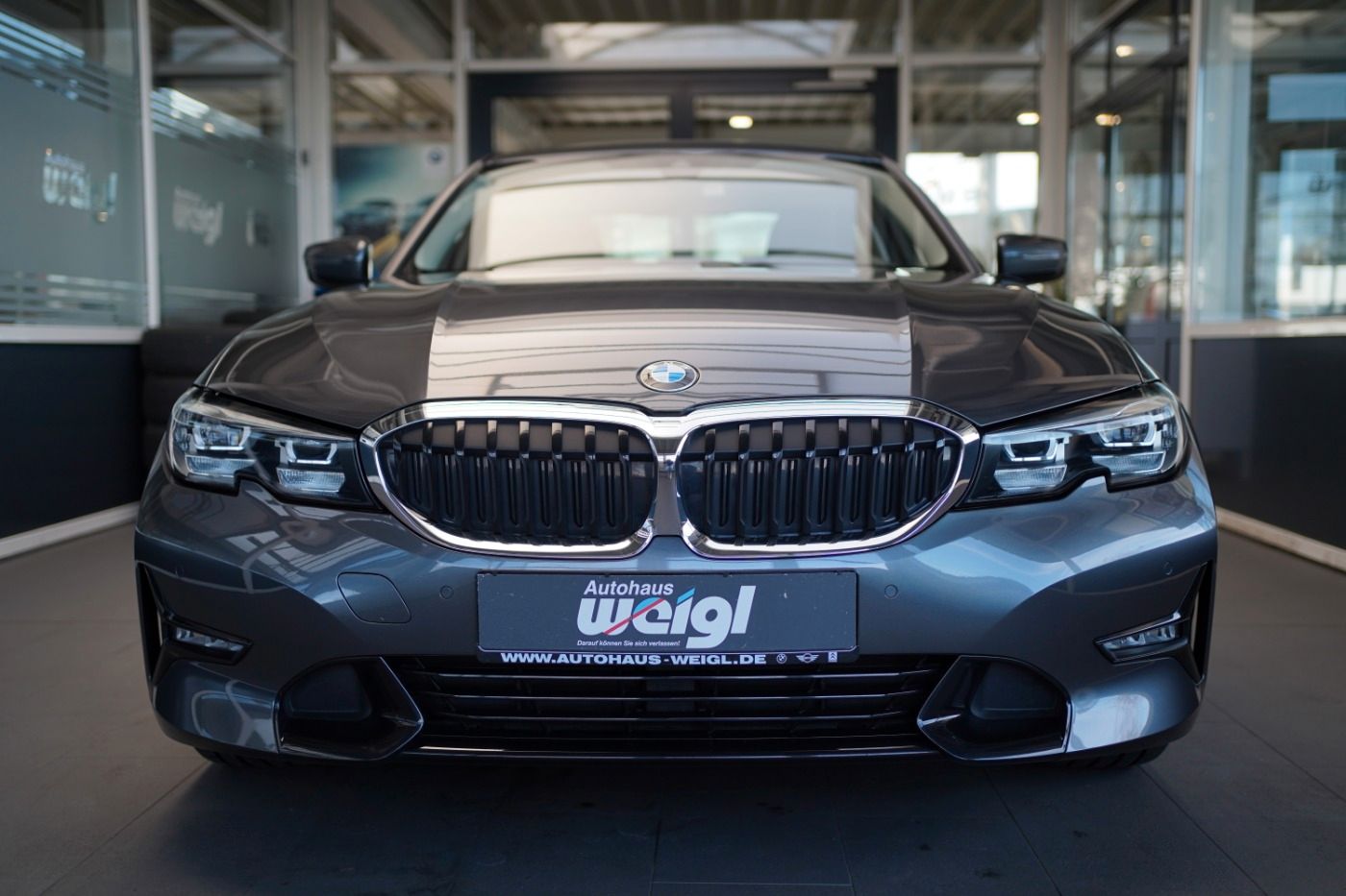 Fahrzeugabbildung BMW 320i Sport Line +DAB+PDC+Sportsitze+Alarmanlage+