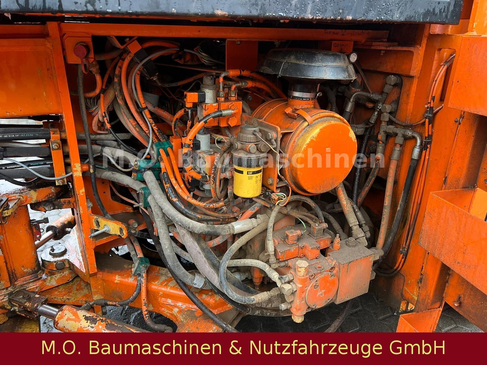 Fahrzeugabbildung CAT CB-535 B / Kombiwalze