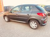 Peugeot 206 + Basis   Klima/Nur 99000km - Peugeot 206 mit Benzin-Antrieb: Sportsitze