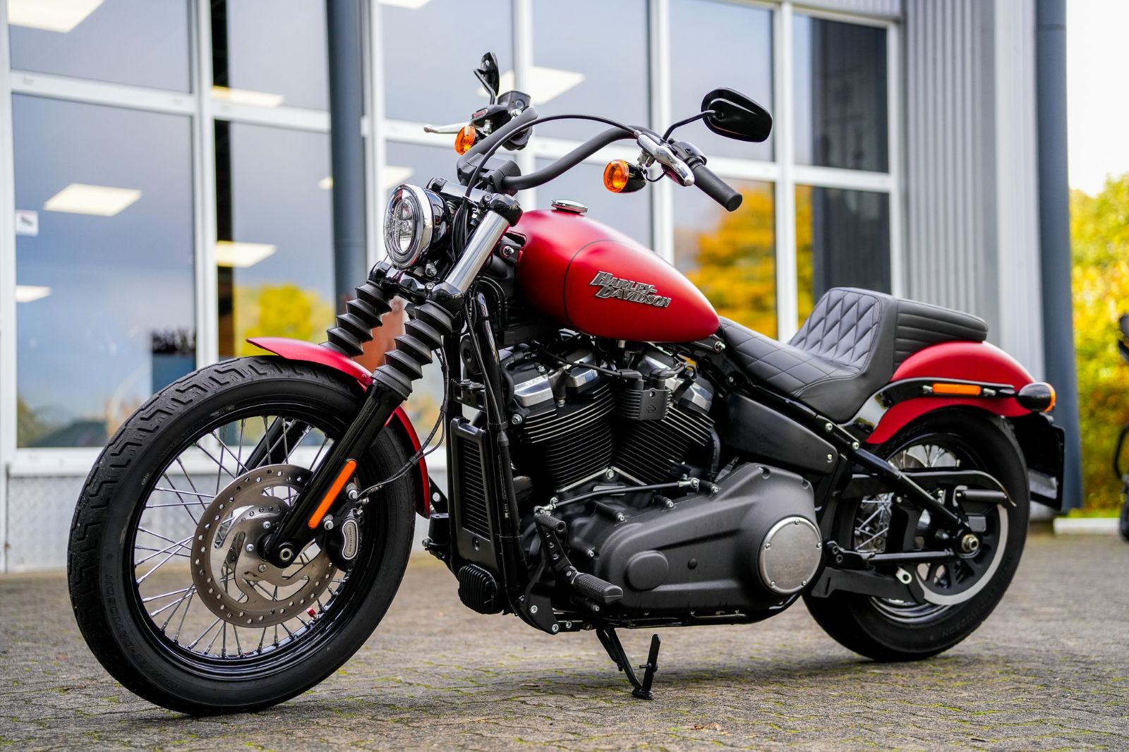 Fahrzeugabbildung Harley-Davidson FXBB Street Bob Softail - Sissybar -Satteltasche