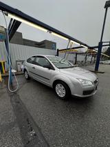 Ford Focus 1,6 Schräghecklimousine - Ford Focus mit Benzin-Antrieb: Limousine, Schrägheck