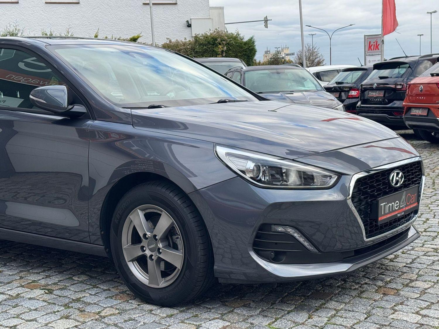 Hyundai i30 Select Kamera CarPlay Navi SHZ Tempom.