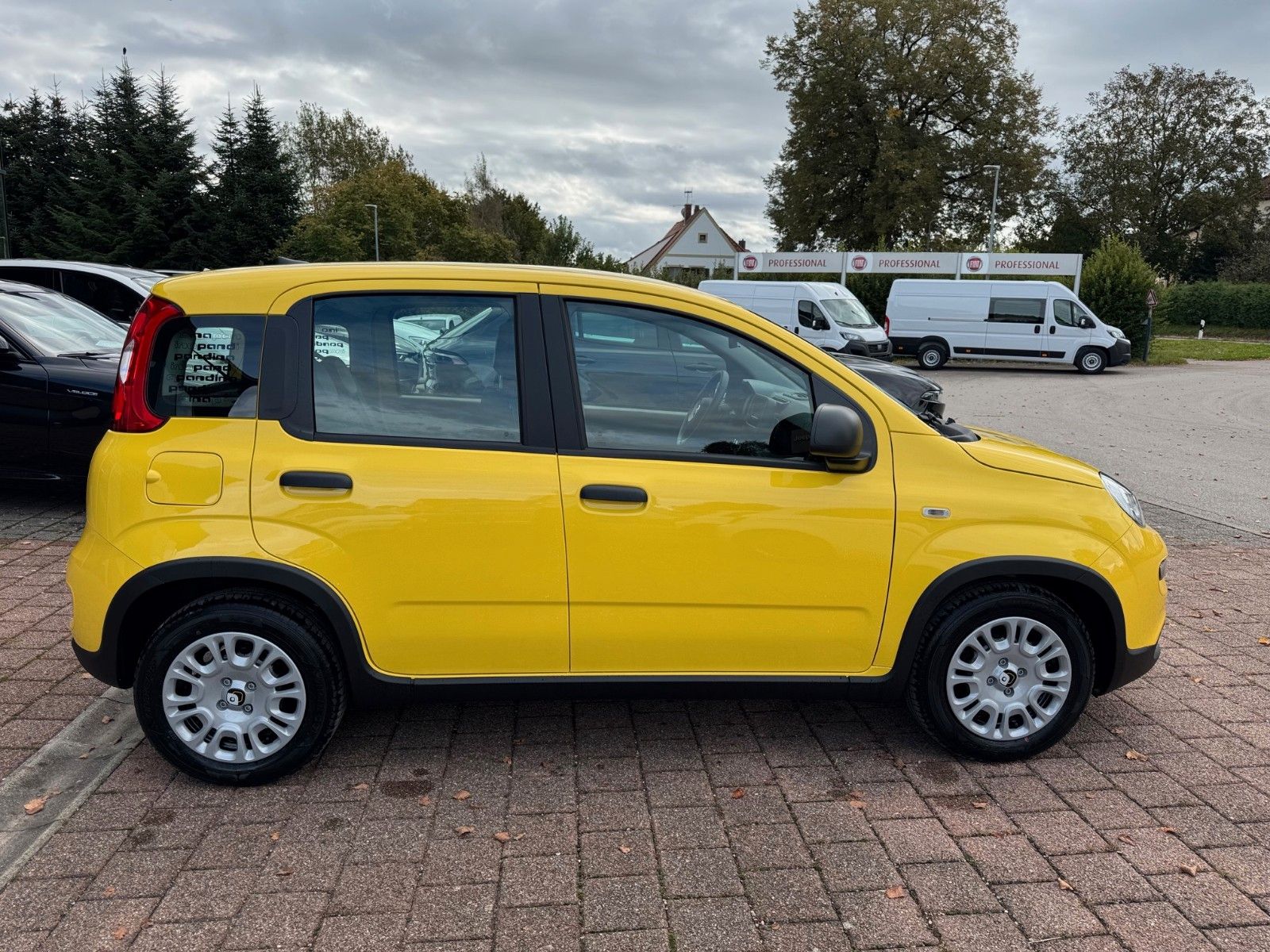 Fahrzeugabbildung Fiat Panda Pandina Hybrid 1.0 GSE 51kw (70PS) Gelb