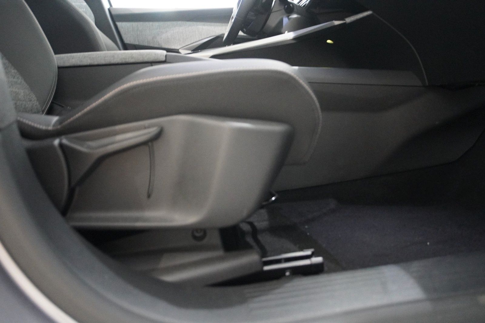 Fahrzeugabbildung Peugeot 3008 Hybrid 145 ALLURE NAVI/LED/360°/SPORT/DAB+