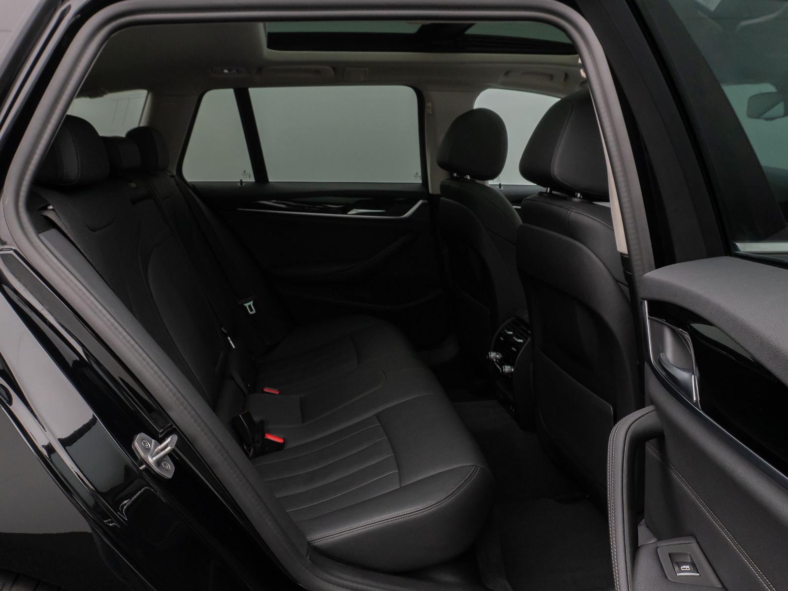 Fahrzeugabbildung BMW 520d Panorama Kamera DAB HiFi ACC Alarm M Sport