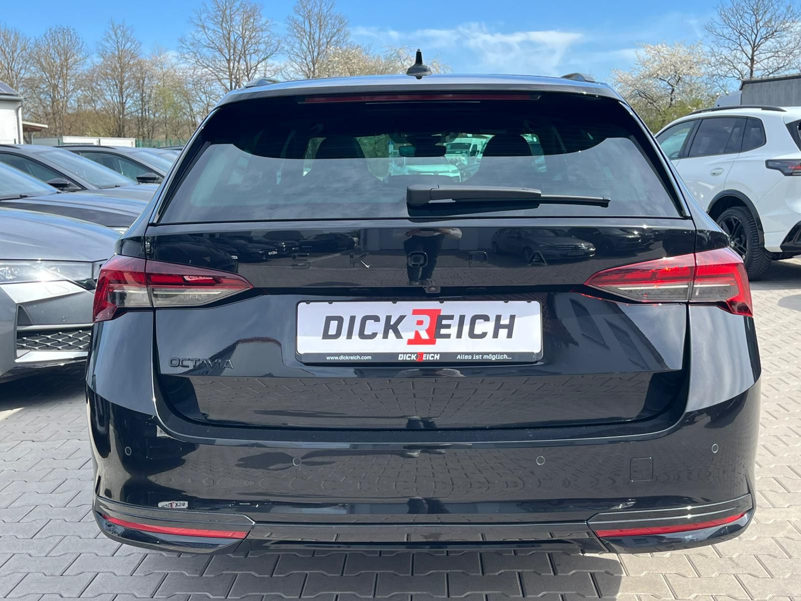 Fahrzeugabbildung SKODA Octavia 1.5 DSG Sportline PANO*MATRIX*AHK*5J.GAR