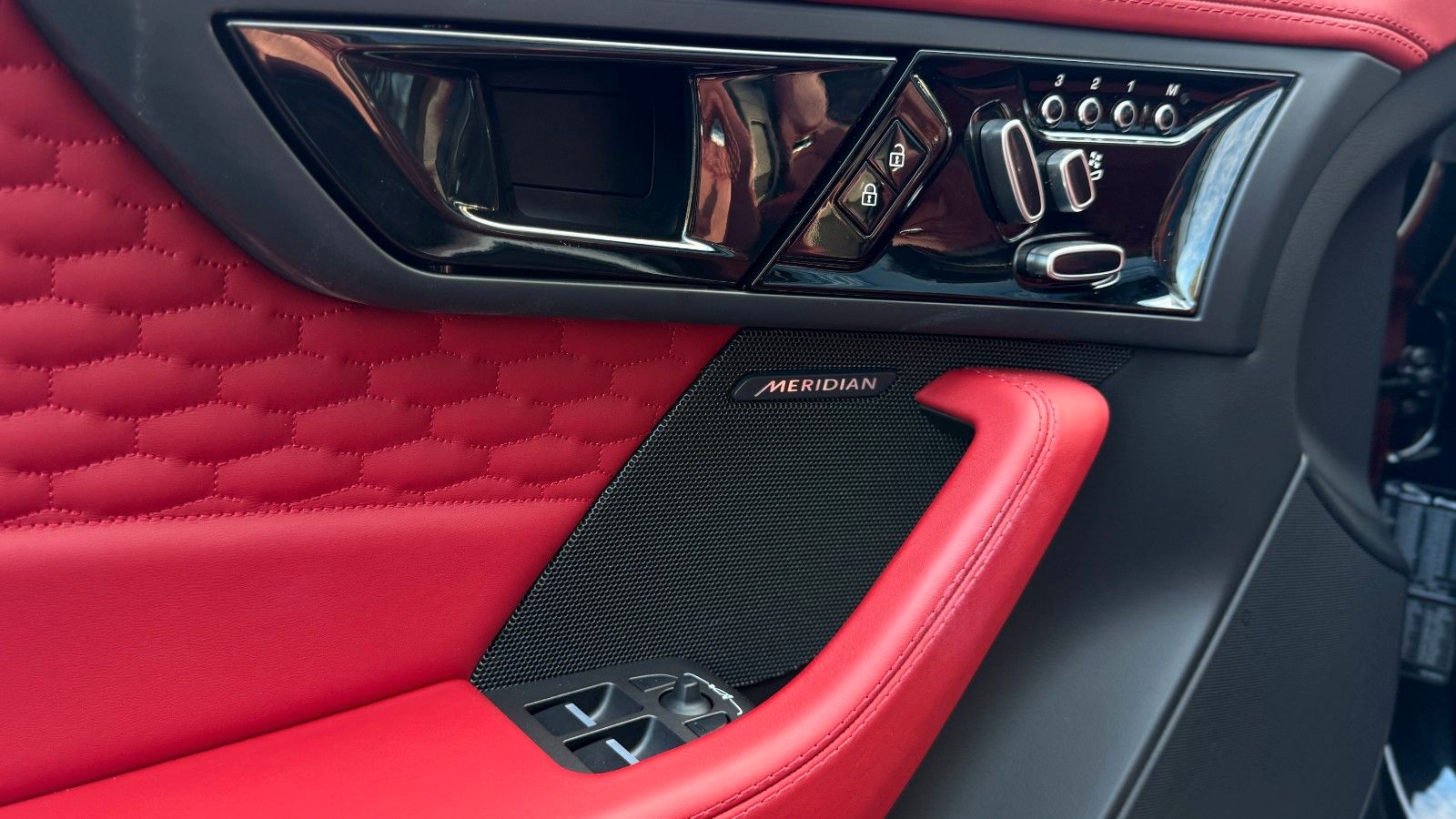 JAGUAR F-Type F-Type P450 AWD R-Dynamic Black Pixel-Led – Ansicht 18