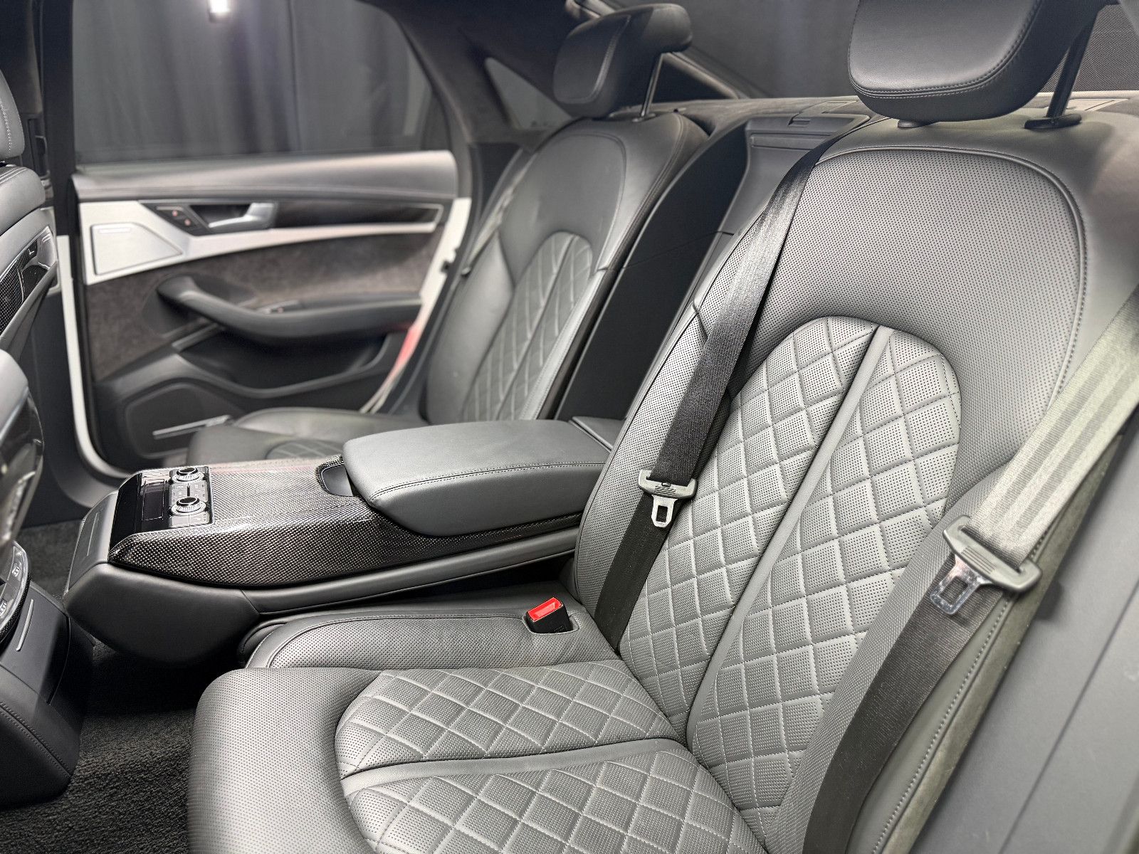 Fahrzeugabbildung Audi S8 4.0 TFSI quattro plus |KERAMIK|CARBON|MASSAGE